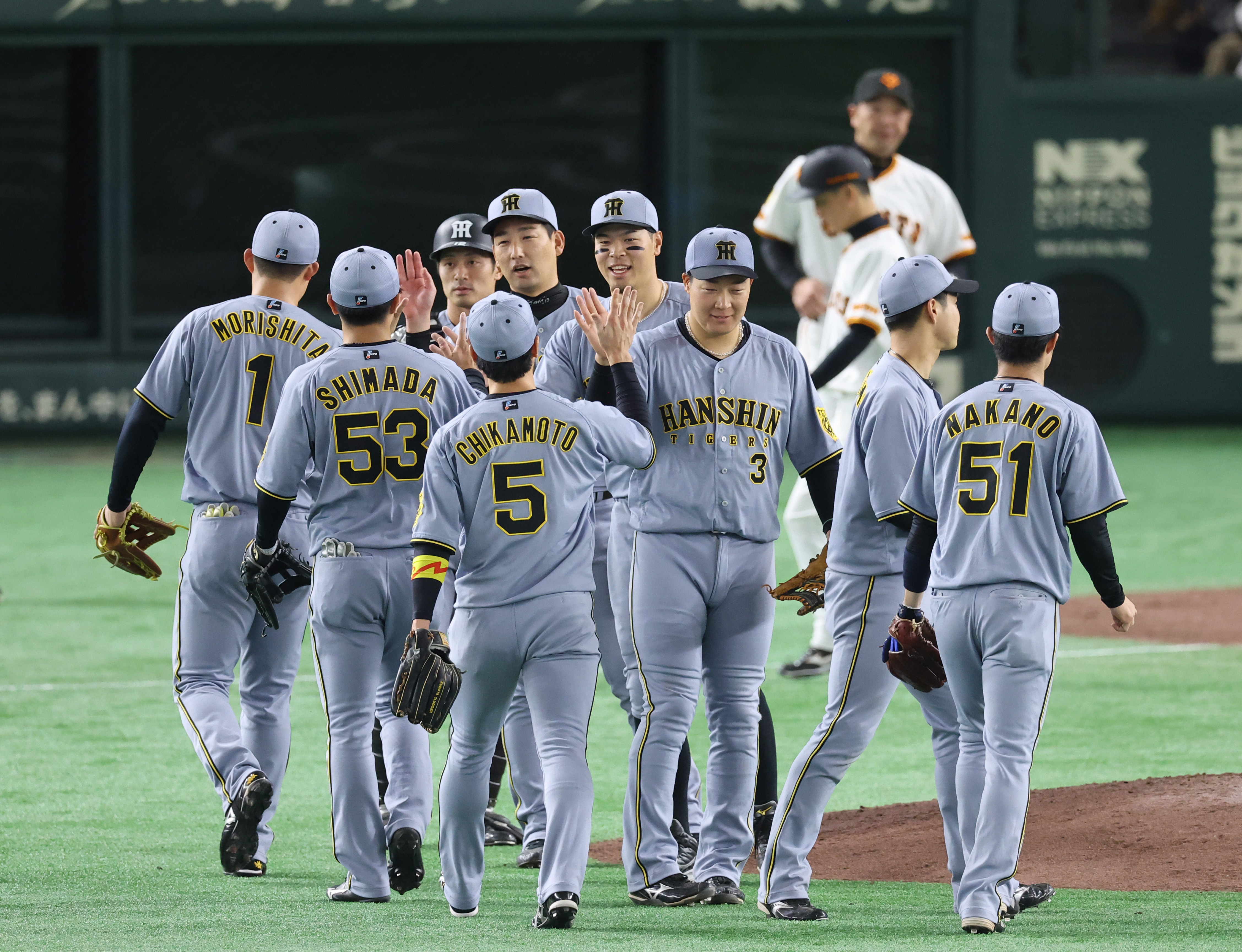 ◆阪神VS巨人　4.19(日)　１塁アルプス３連番通路横◆