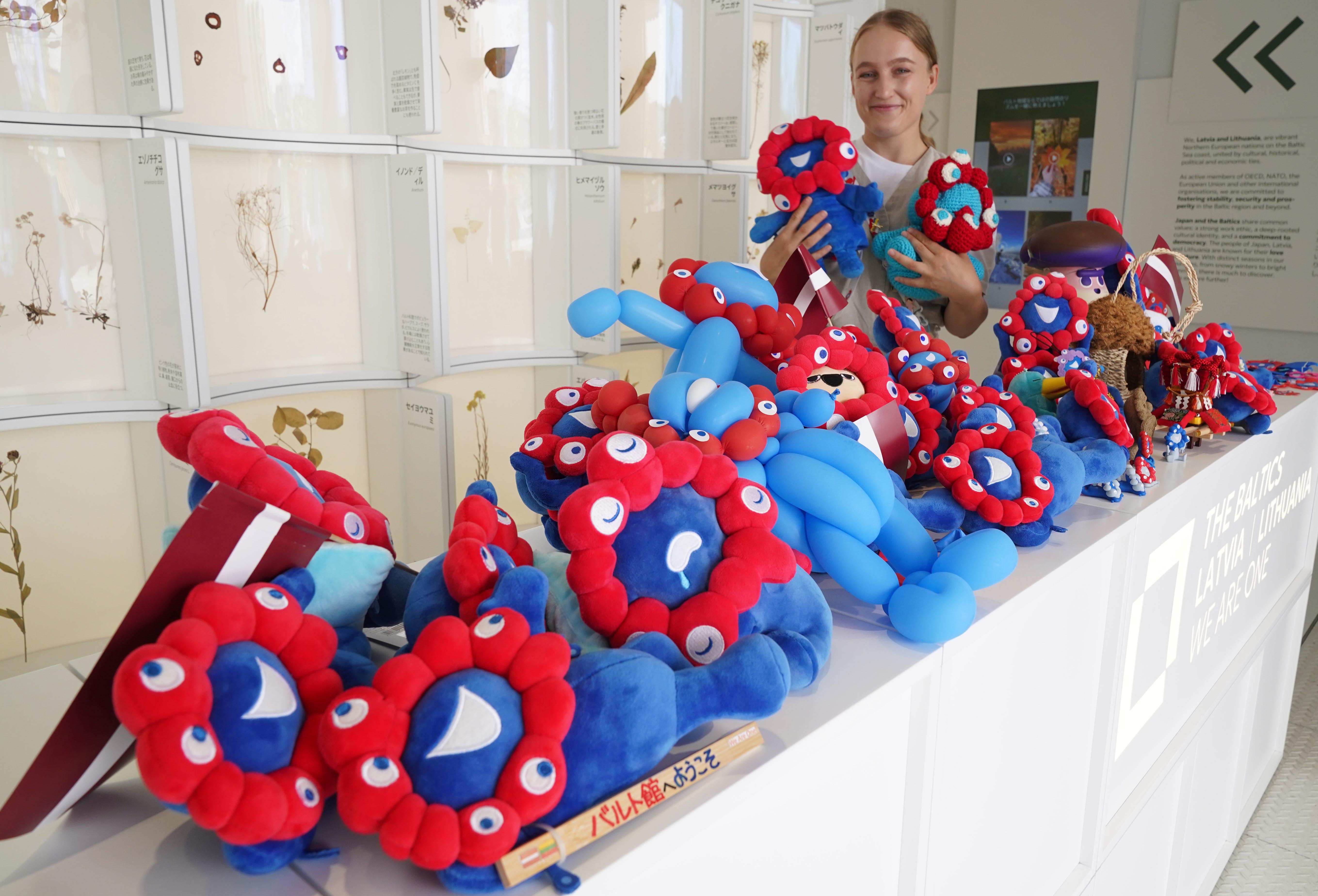 盗難騒ぎ後、万博バルト館に寄贈された善意のミャクミャク140体 児童