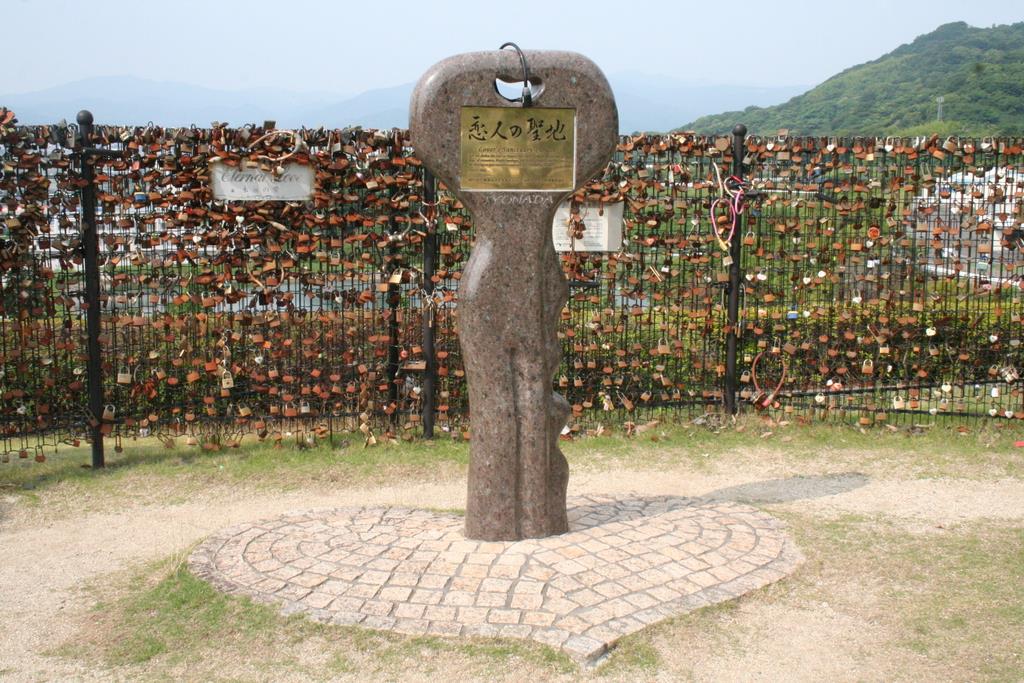2人一緒」のはずの愛の南京錠7千個 引き取りは7個（1/2ページ
