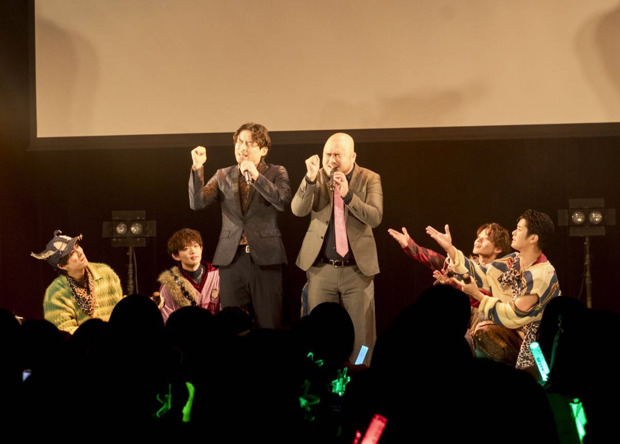 SEVENIC、看板を高速回転させるサインスピニング初披露 クマムシと