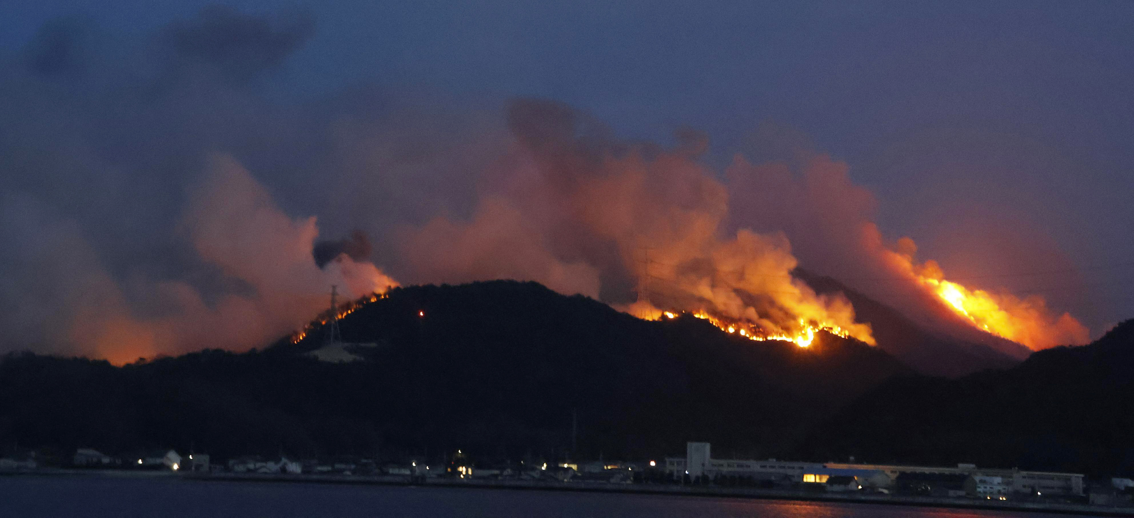 岡山・愛媛で山林火災 近隣避難指示、自衛隊ヘリ派遣を要請 民家など5
