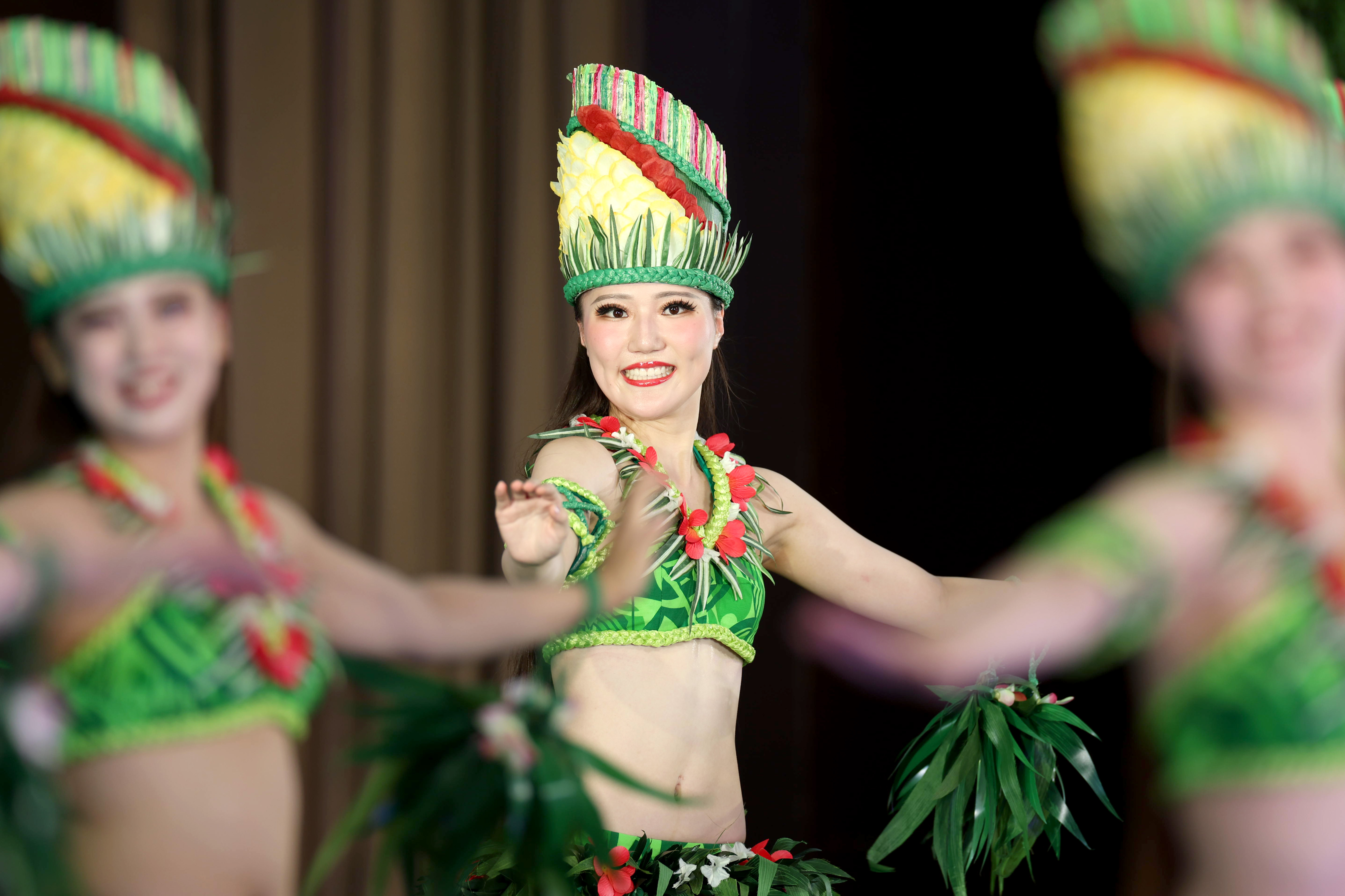 スパリゾートハワイアンズで新人フラガール4人がデビュー「笑顔で踊り 