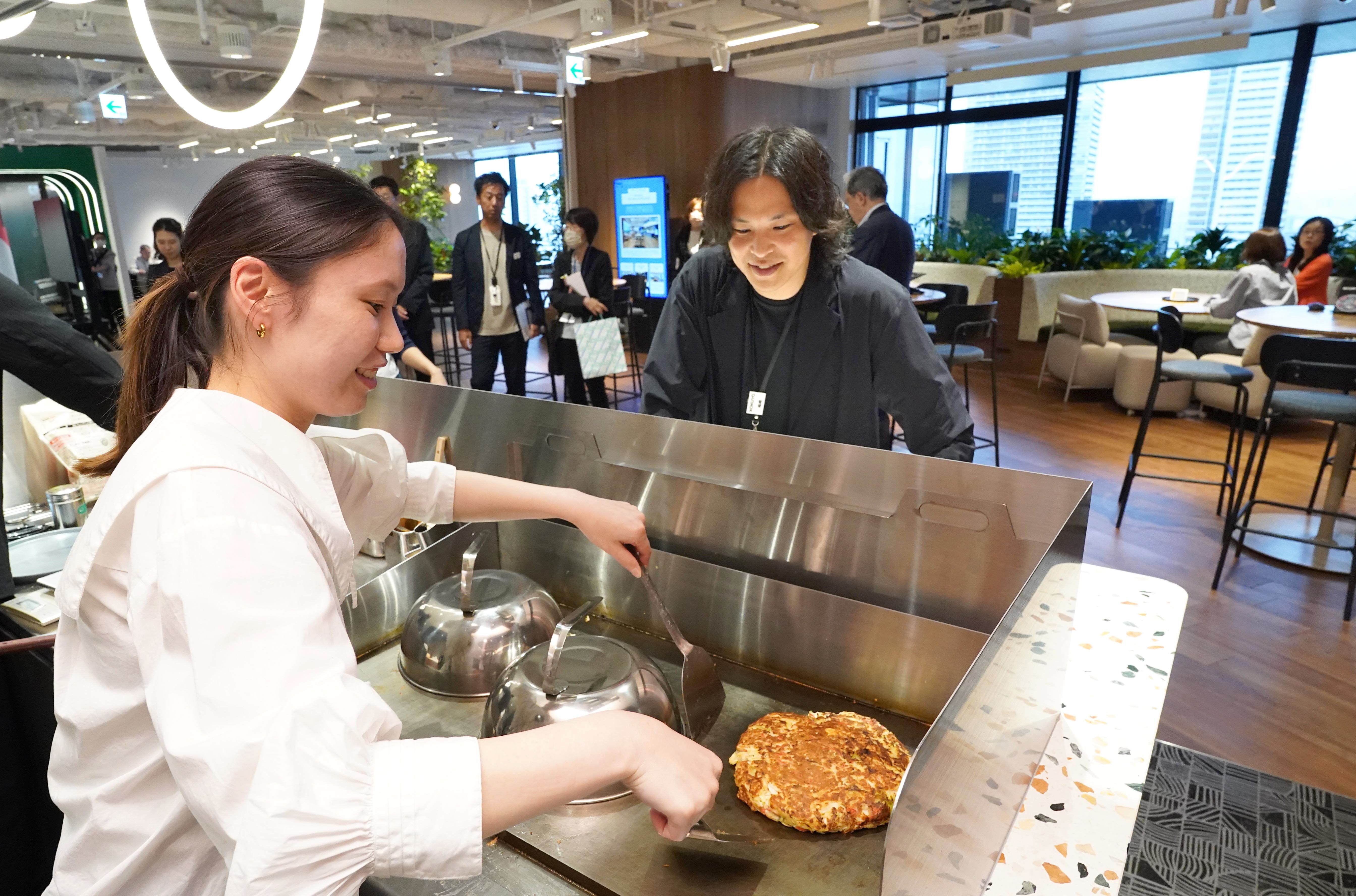 家族と過ごせるオフィス、お好み焼きで交流も コクヨ、90年ぶり移転の