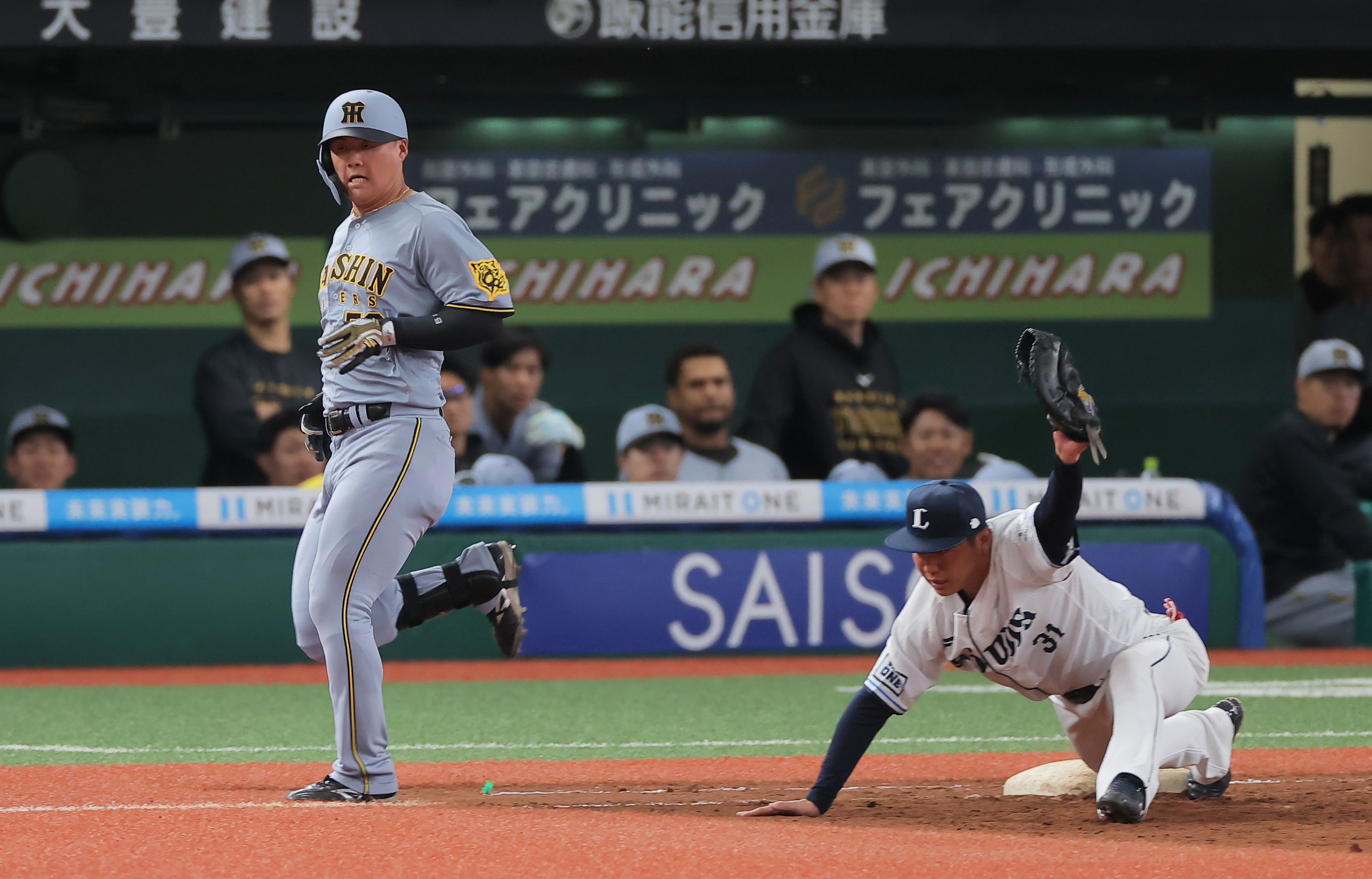 西口文也選手 実使用スパイク 西武ライオンズ西口文也選手（監督）実使用直筆サイン入りスパイク