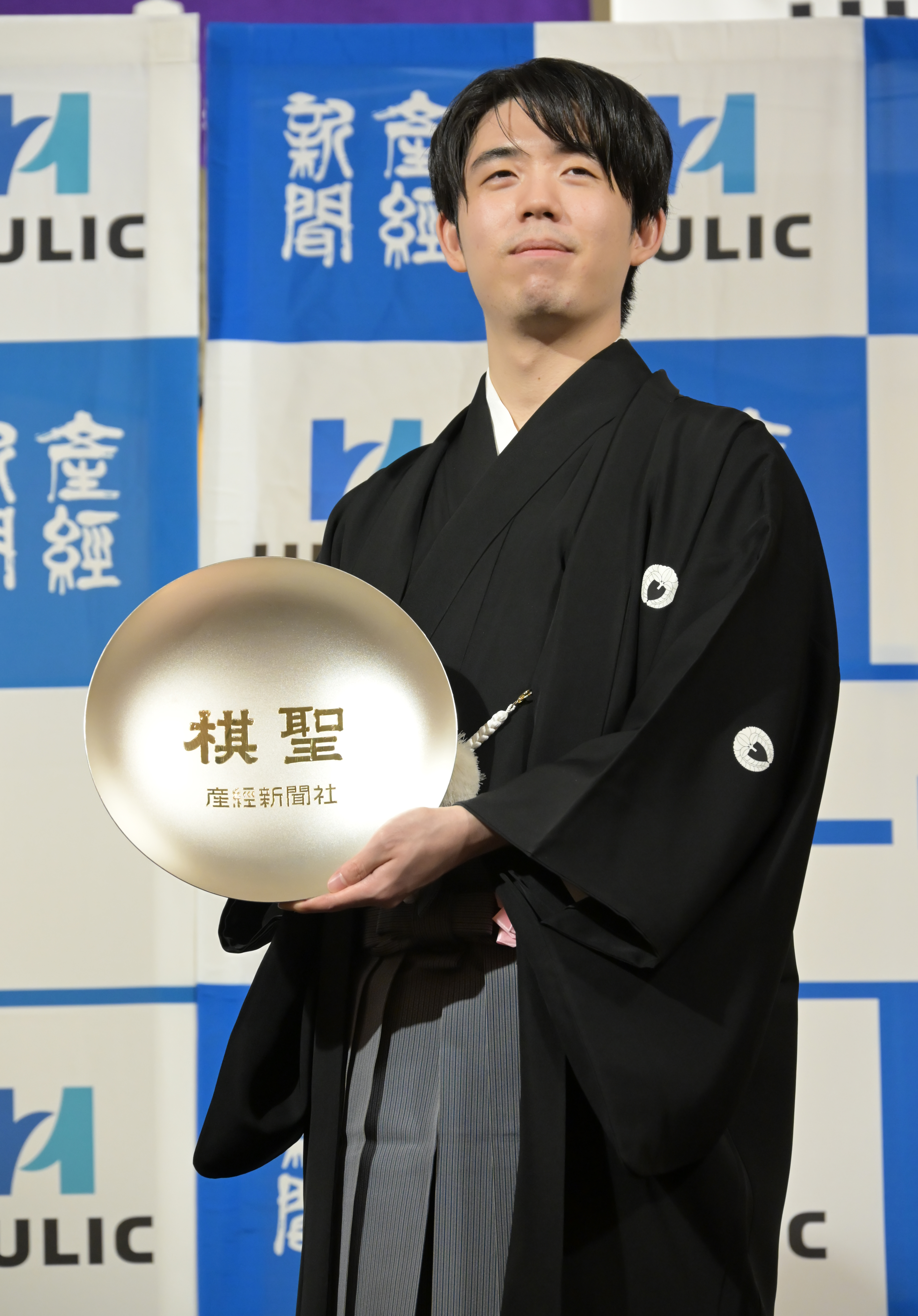 藤井聡太棋聖、7連覇へ跳ねる「より良い将棋目指して」 ヒューリック杯