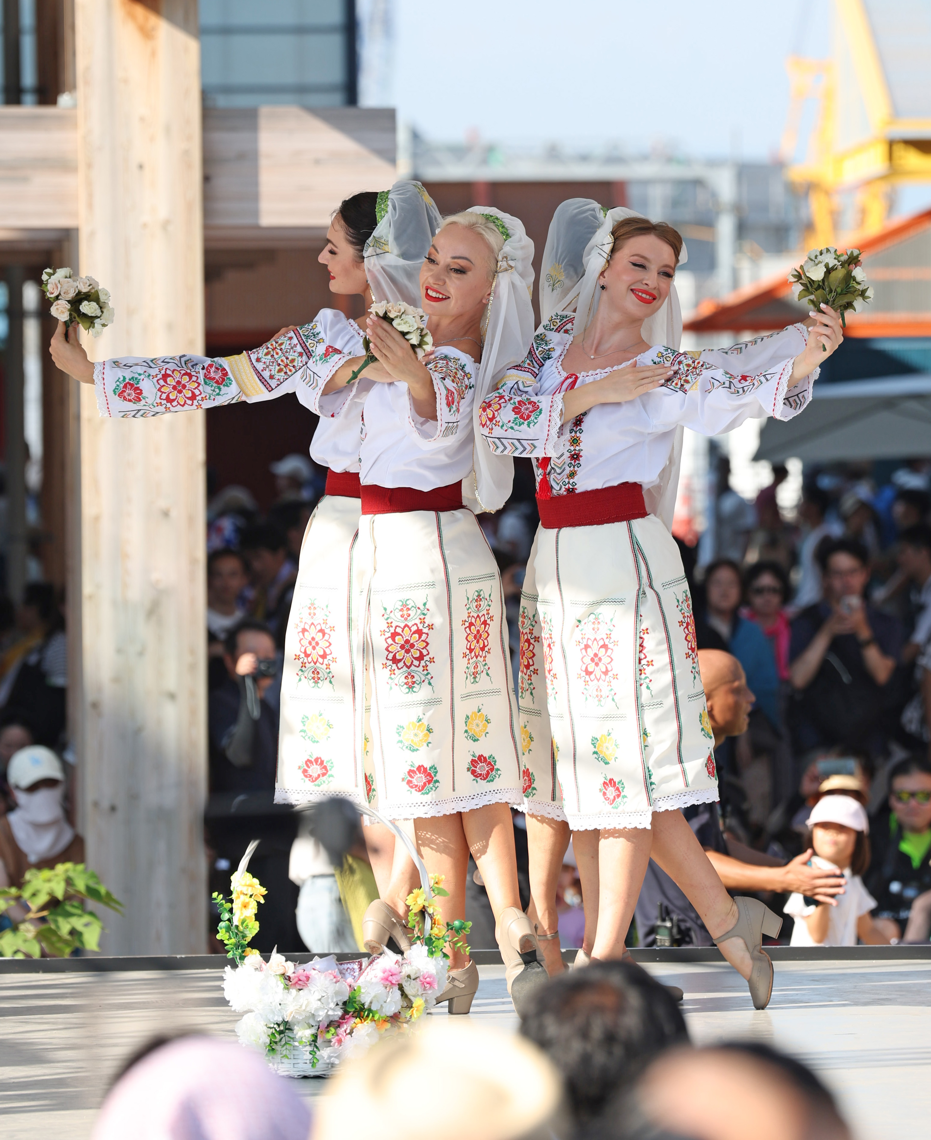 輪になって踊る伝統舞踊「ホラ」を万博で披露 モルドバ共和国の