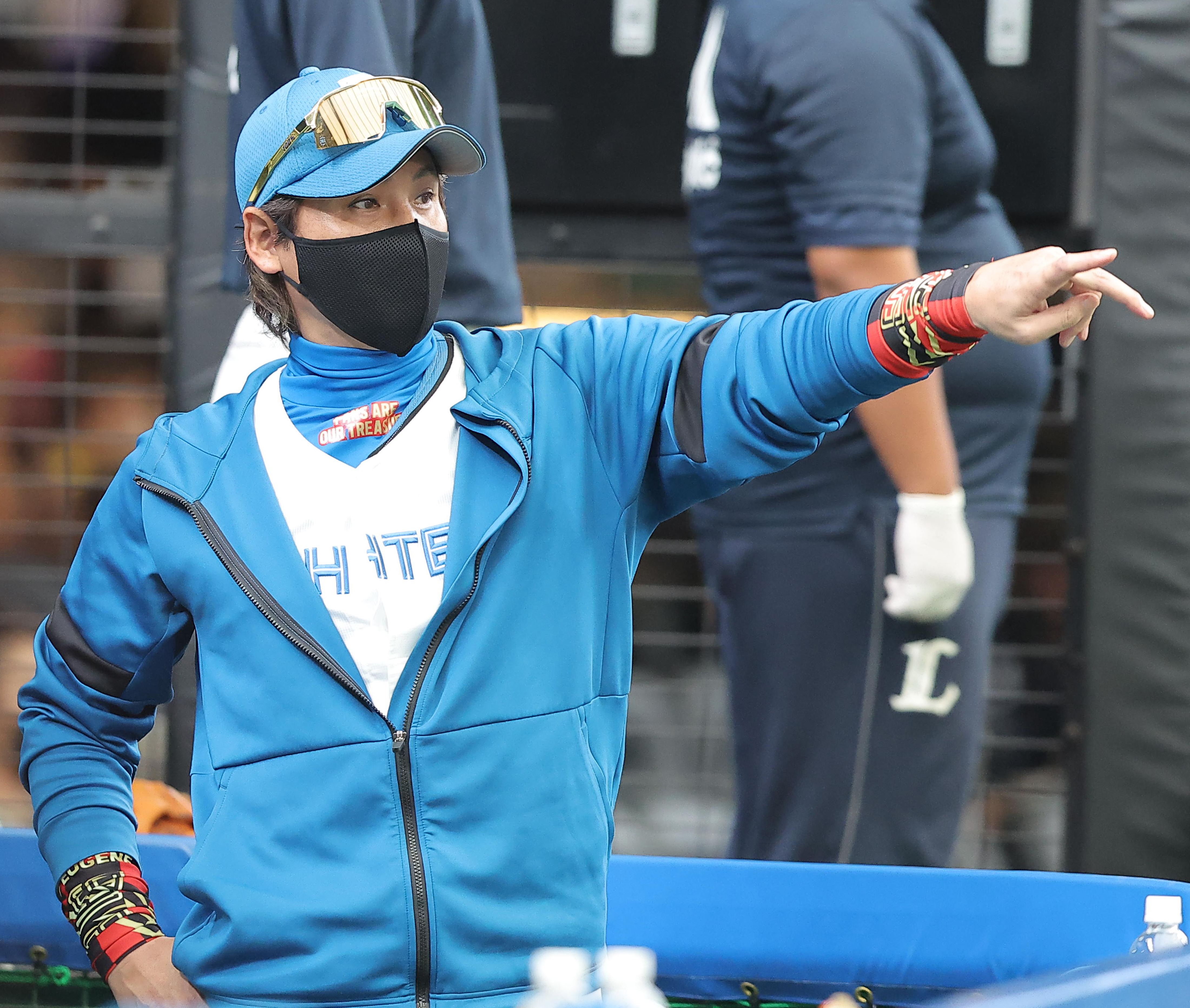 新庄剛志 メモリアルスタチュー 日本ハム・新庄監督が『FNSラフ