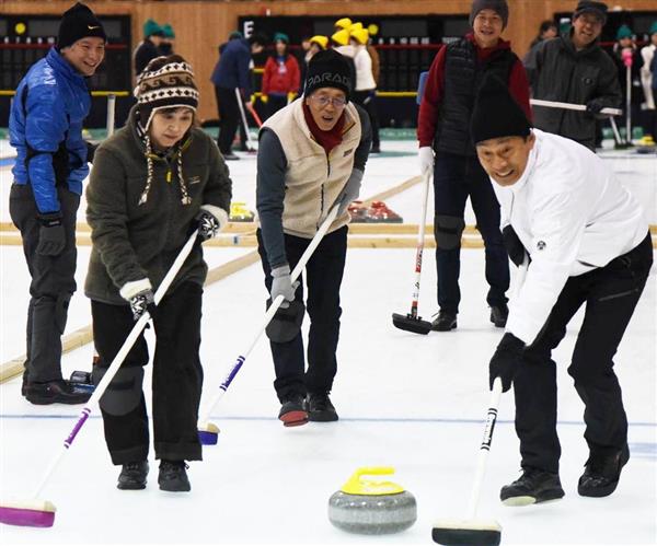 五輪で火がついた カーリングが熱い 長野 軽井沢アイスパークは満員御礼 メジャー競技に 膨らむ期待 産経ニュース