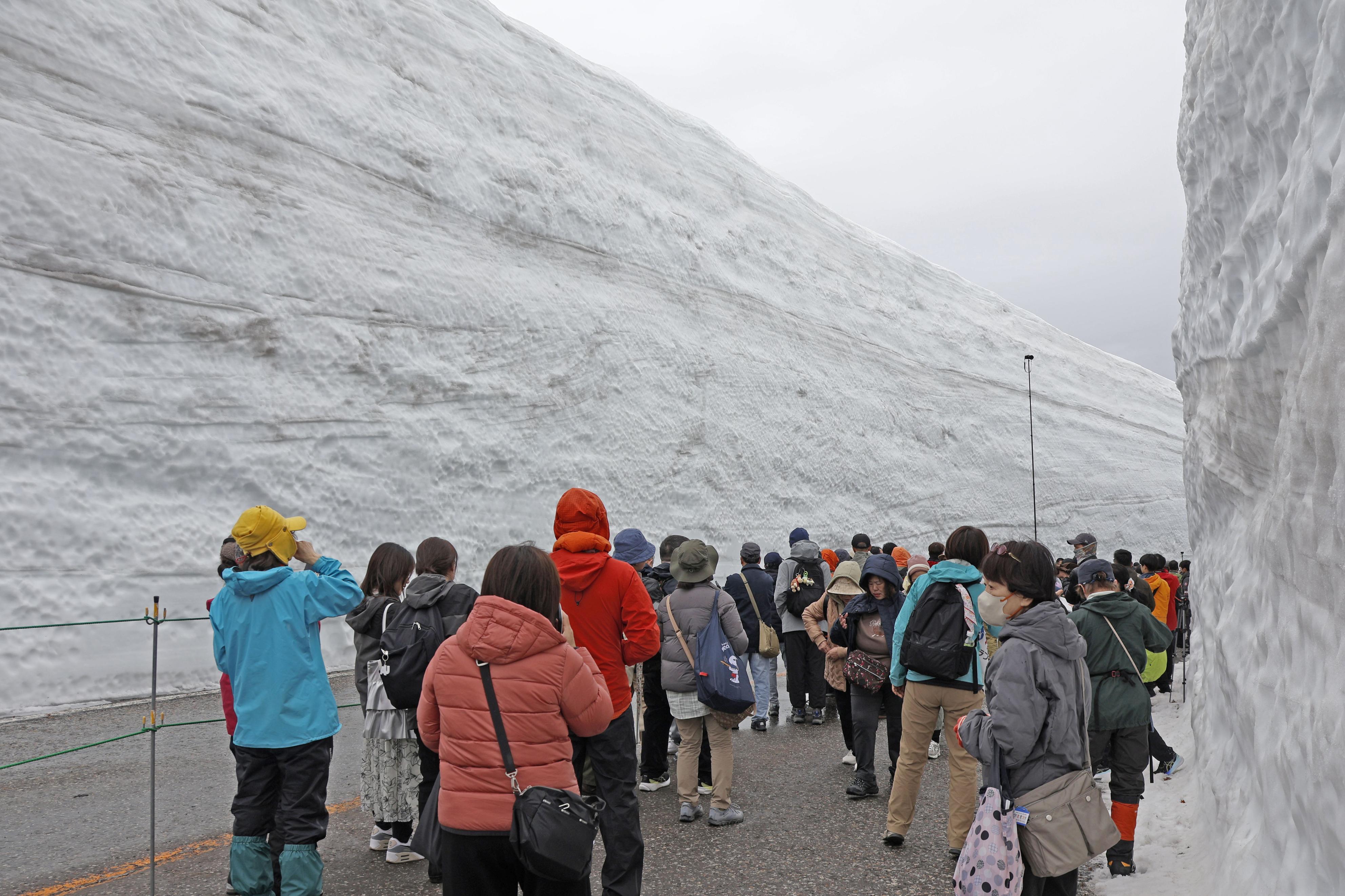 立山黒部アルペンルート」4カ月半ぶりに全線開通 今年の雪の壁は12