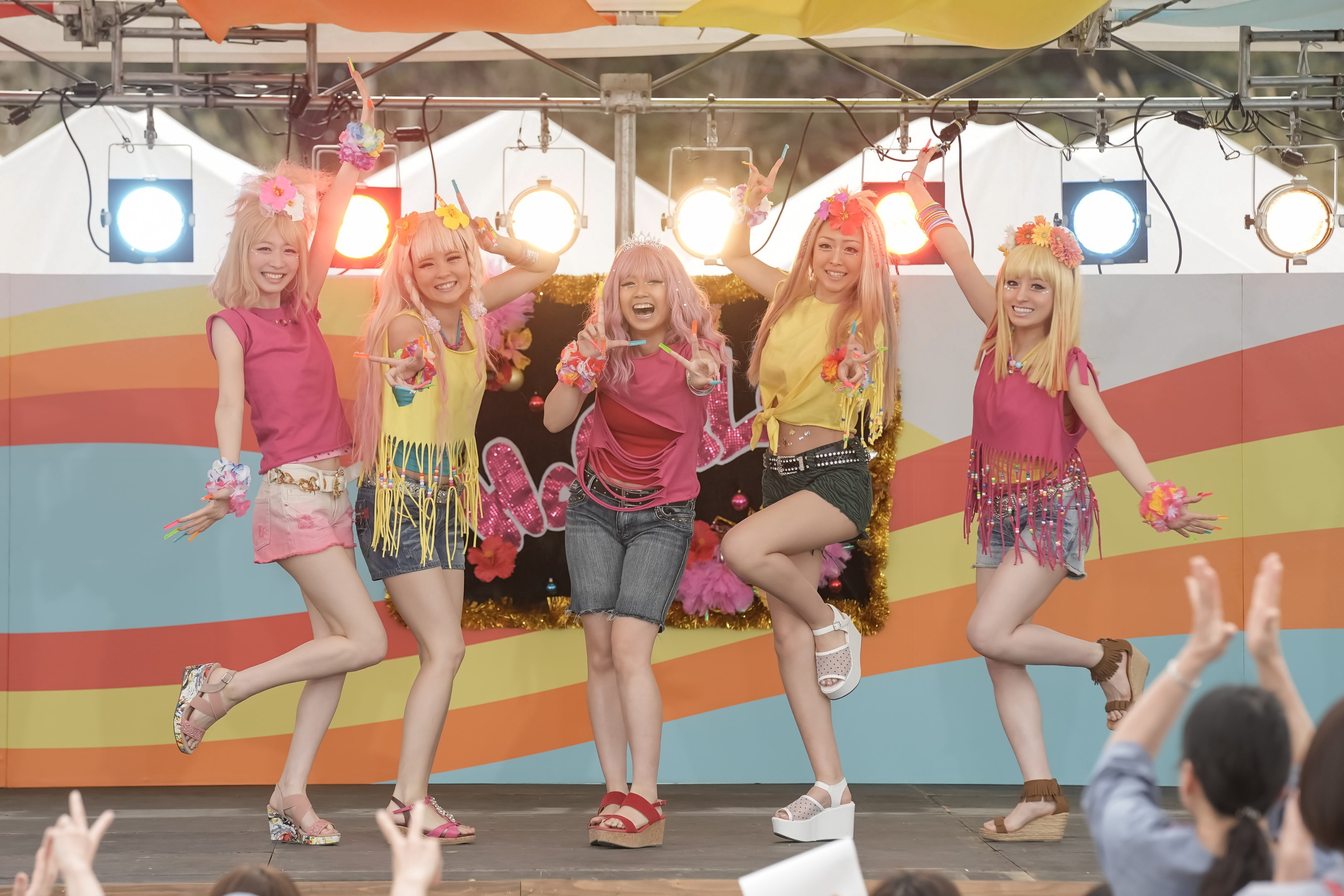 明日の「おむすび」 フェスティバルでパラパラを踊る結（橋本環