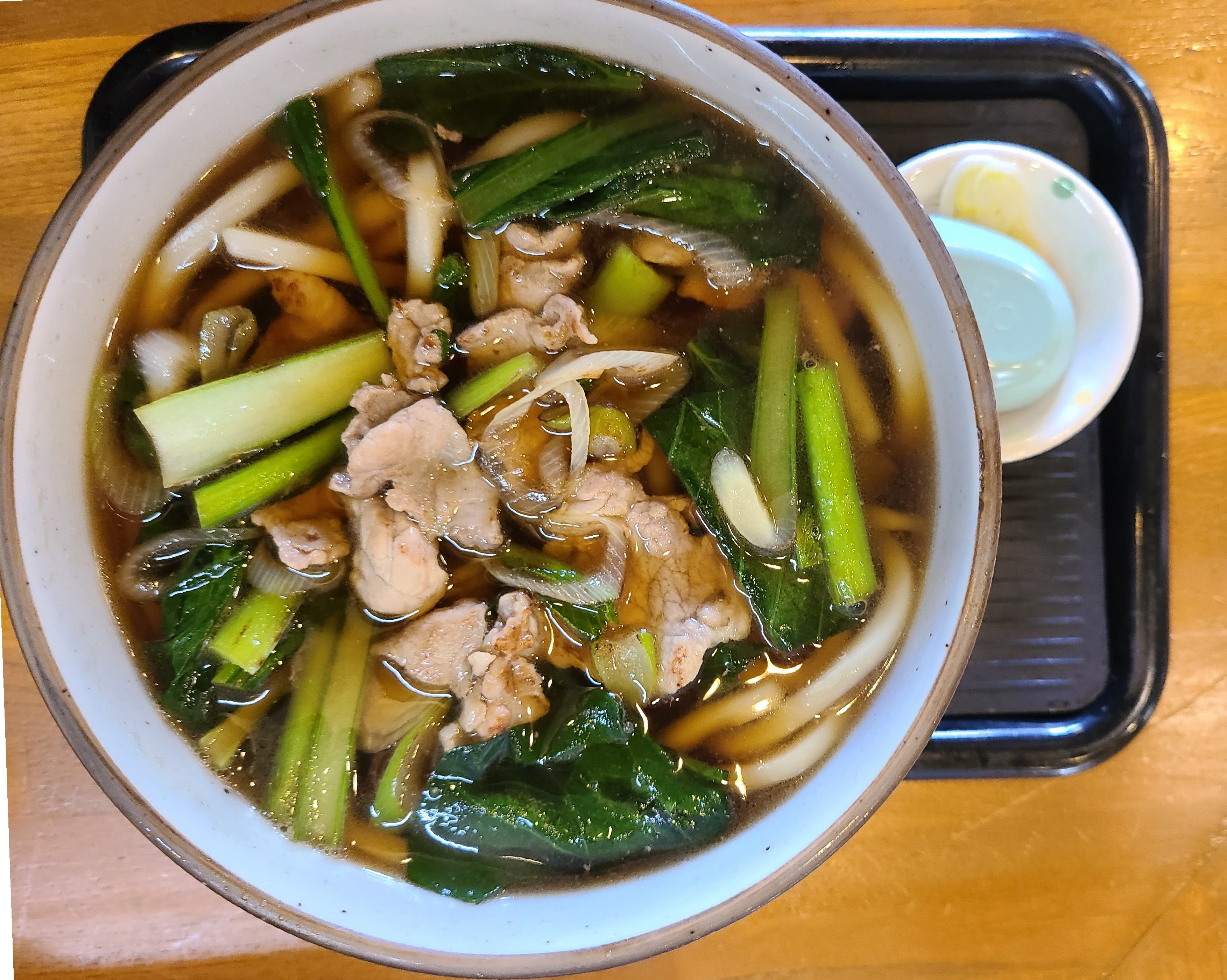 深い味わい肉と小松菜の融合 五目も絶品 「そば・うどん 朝日屋