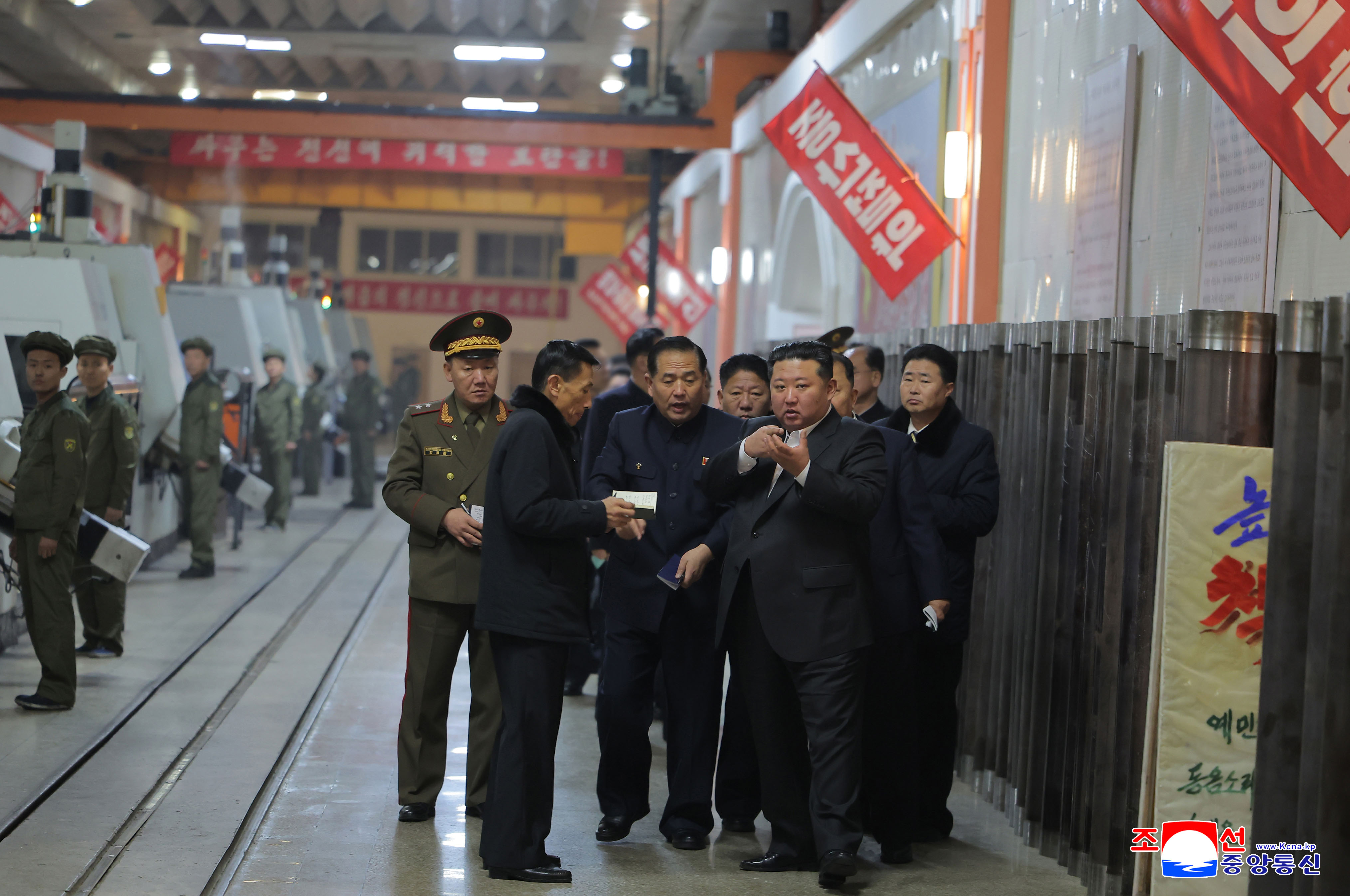 金正恩総書記がミサイルや砲弾の生産状況視察、増産指示と企業所建設