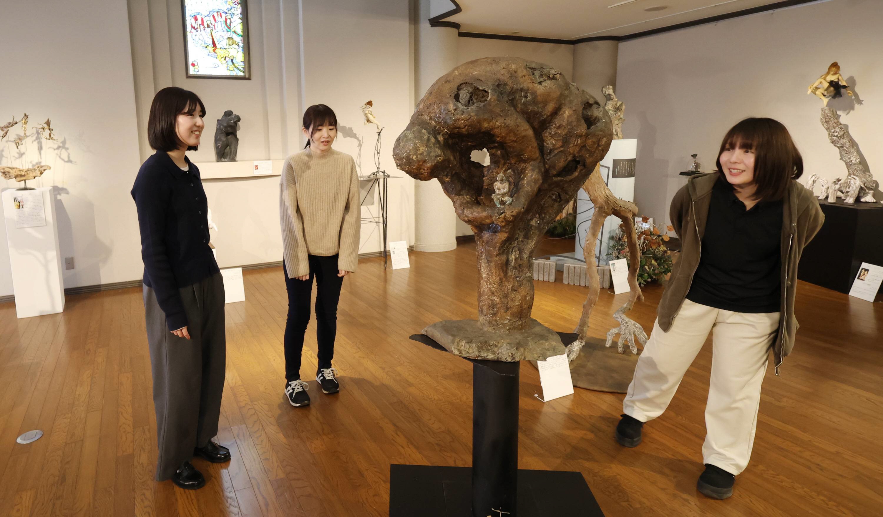 今にも動き出しそうな人形、高さ6メートルのステンドグラス 福島・金山 