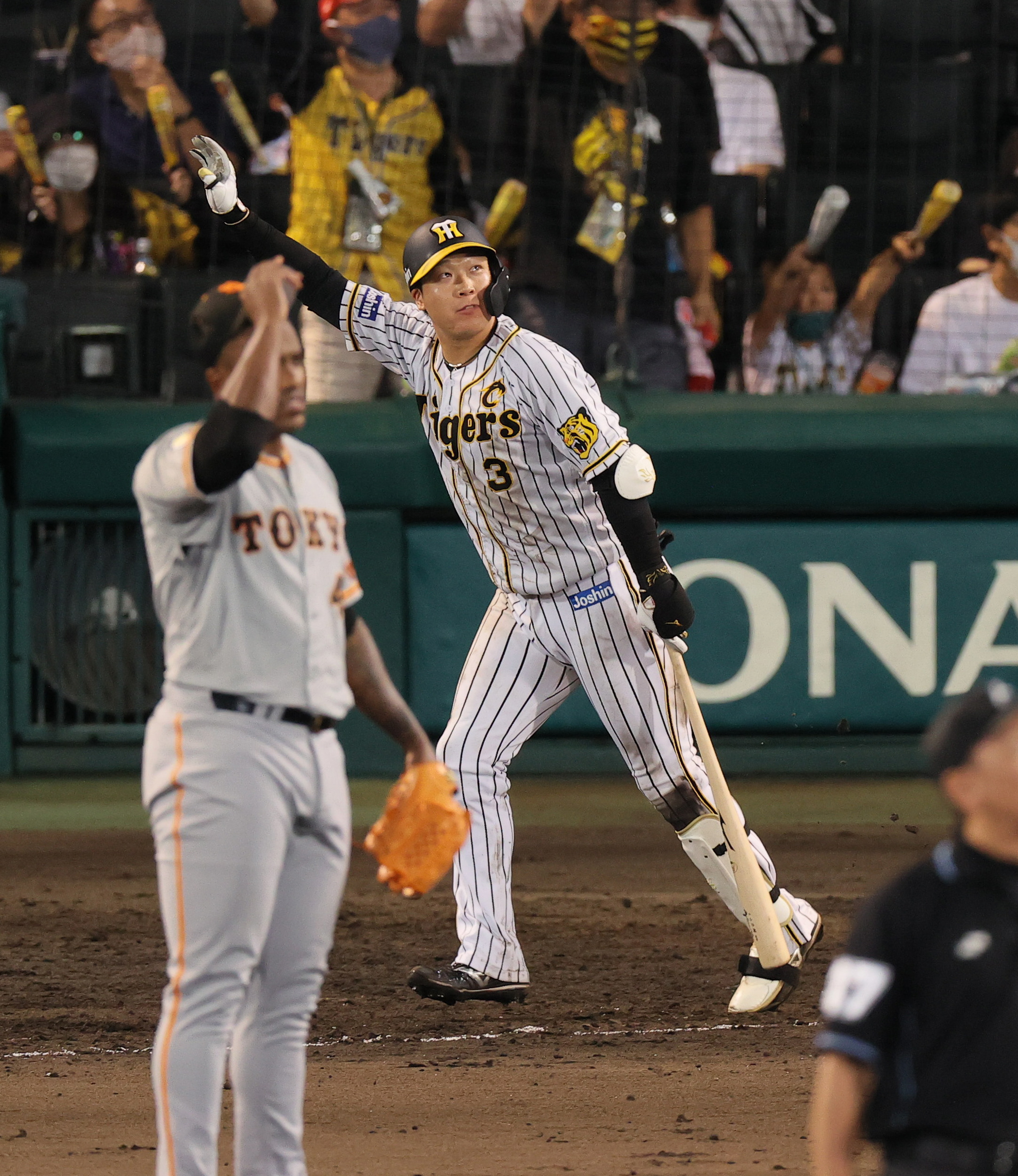 阪神 大山 男や 逆転サヨナラ１５号２ラン 劇的ｇ倒で再奪首 1 2ページ サンスポ