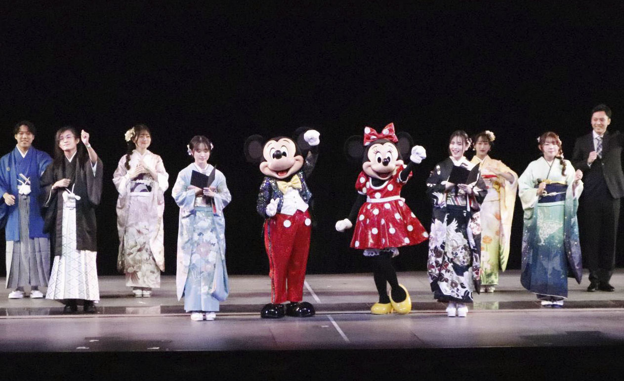 ミッキーマウスが新成人を祝福 千葉・浦安の二十歳の集い
