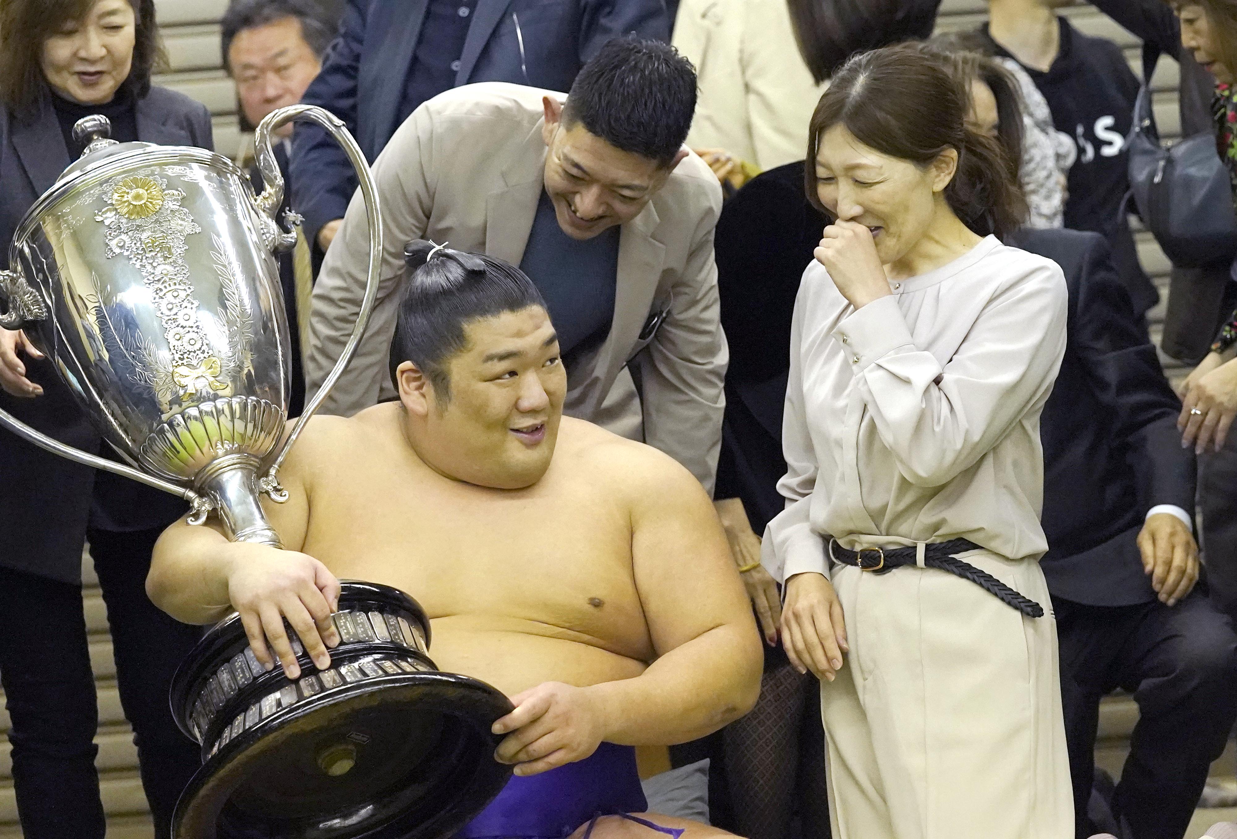主張＞尊富士の初優勝 「荒れる春」を盛り上げた 社説 - 産経ニュース