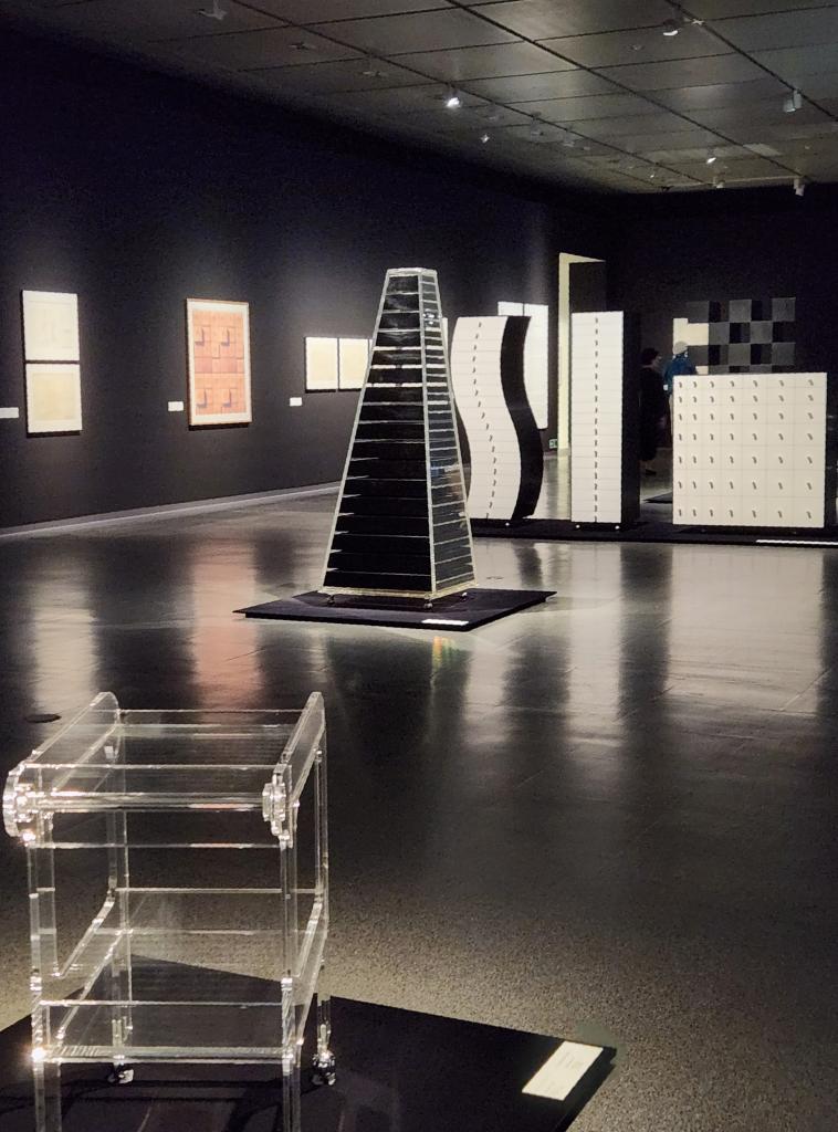 斬新な美的家具、色あせない普遍の対話ツール 京都国立近代美術館で