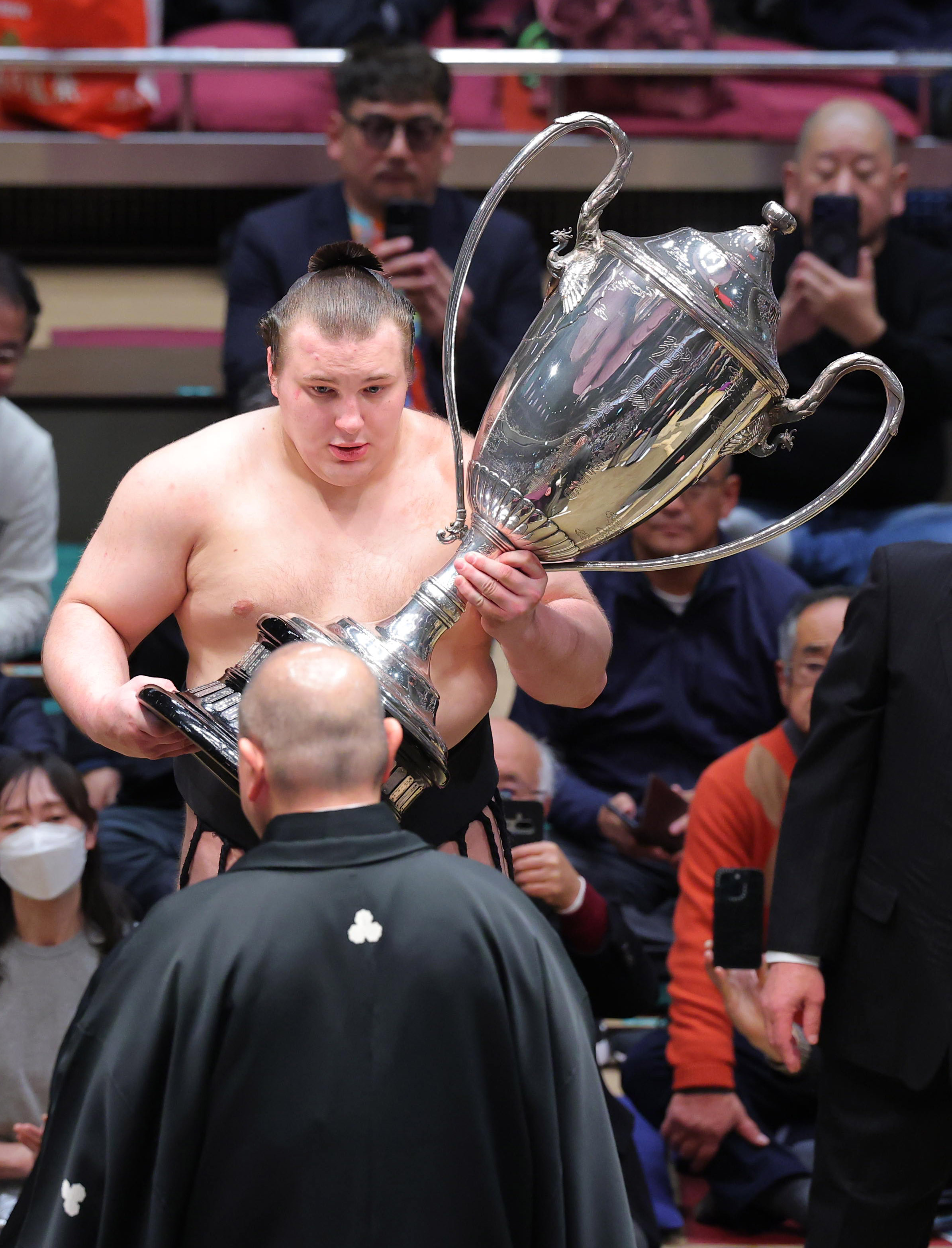 安青錦「すごく誇りに思う」 優勝決定戦で熱海富士を破り2場所連続V