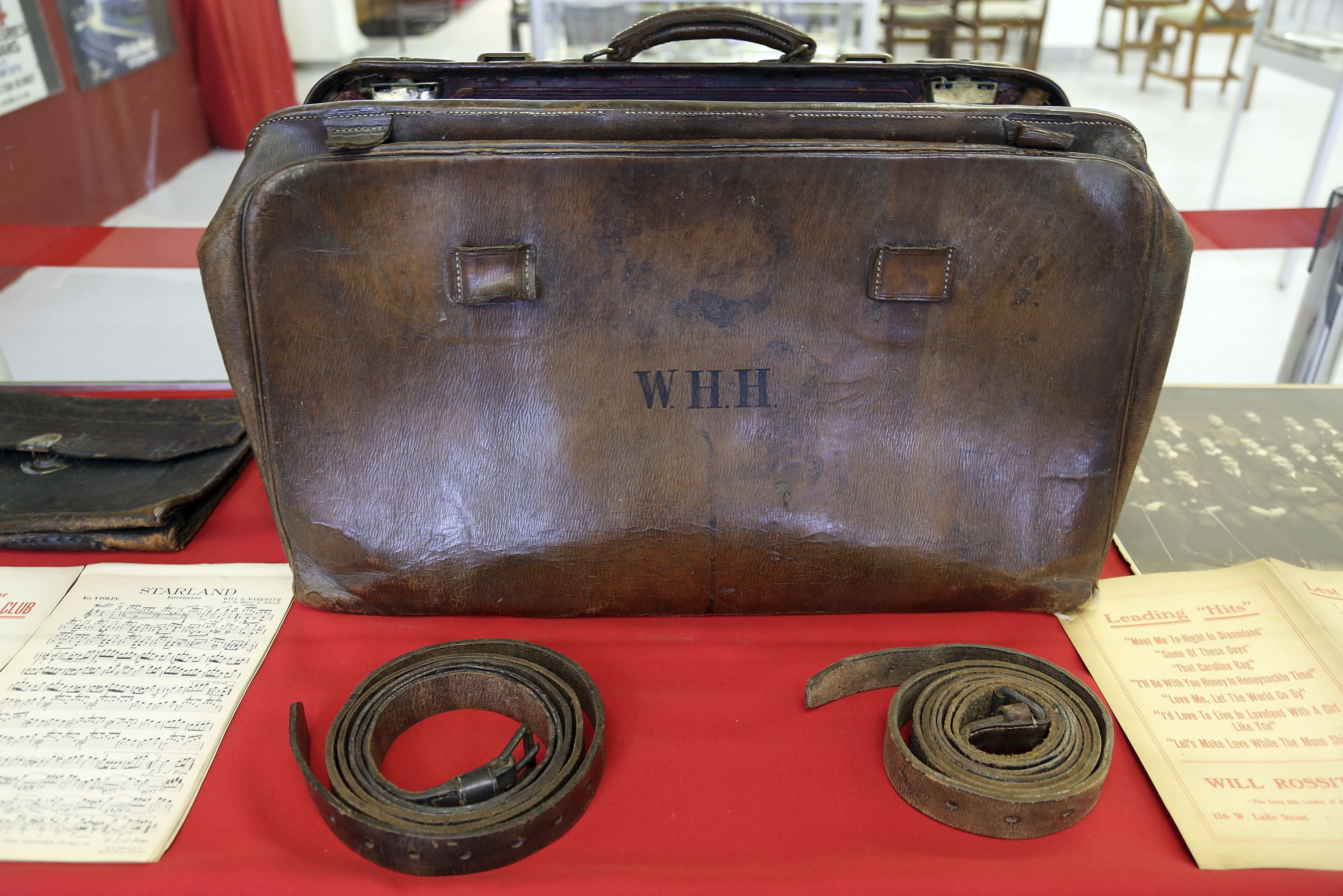 タイタニック号の楽団長遺品、5700万円で落札 バイオリンの