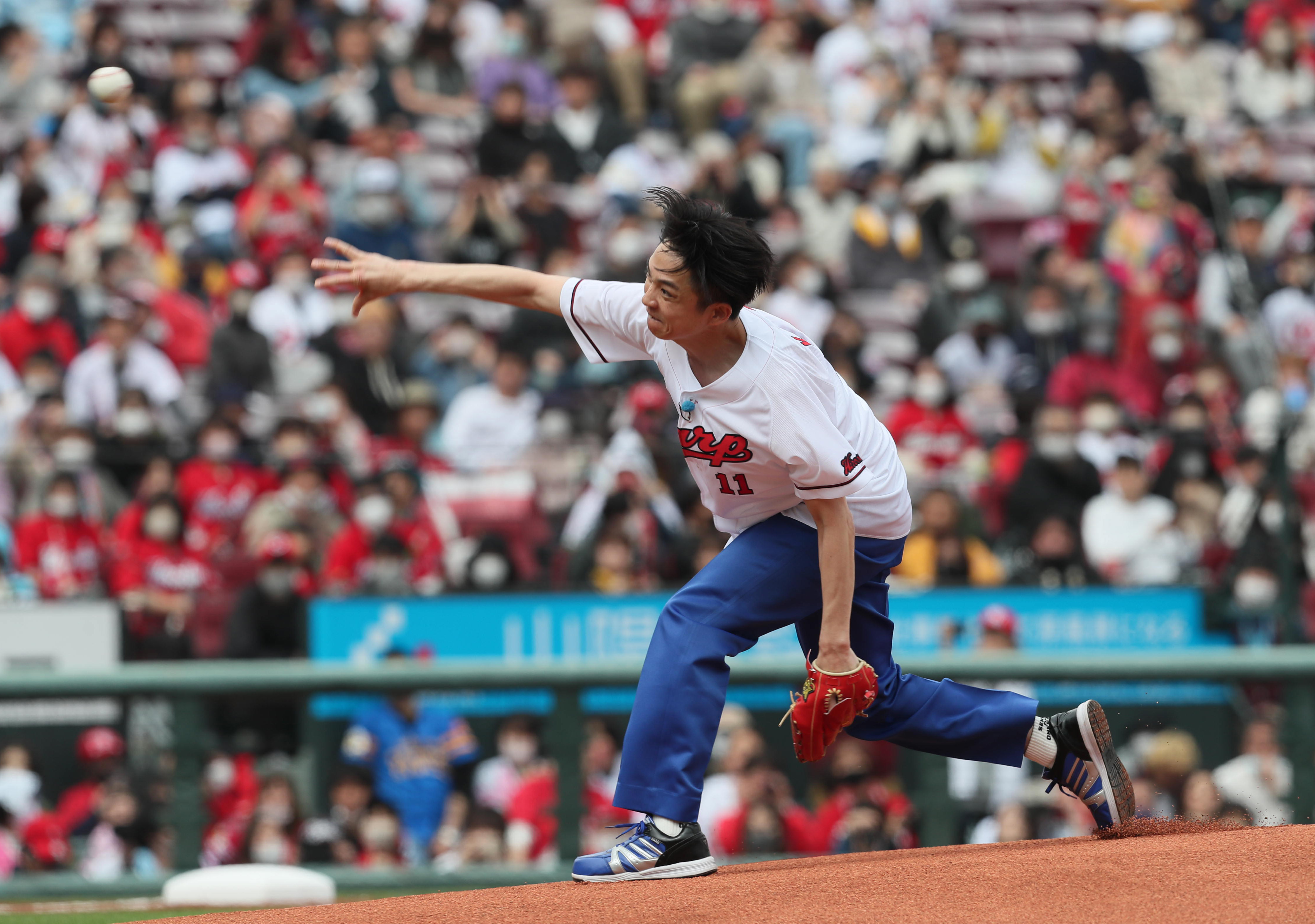 アインシュタインが始球式に登場　稲ちゃんのアゴグラインダーパフォにマツダ爆笑