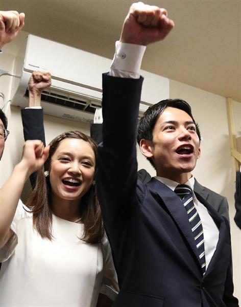 東京都議選 平愛梨さんの弟 平慶翔氏が事務所開き 姉も緑フリルのワンピースで登場 1 2ページ 産経ニュース