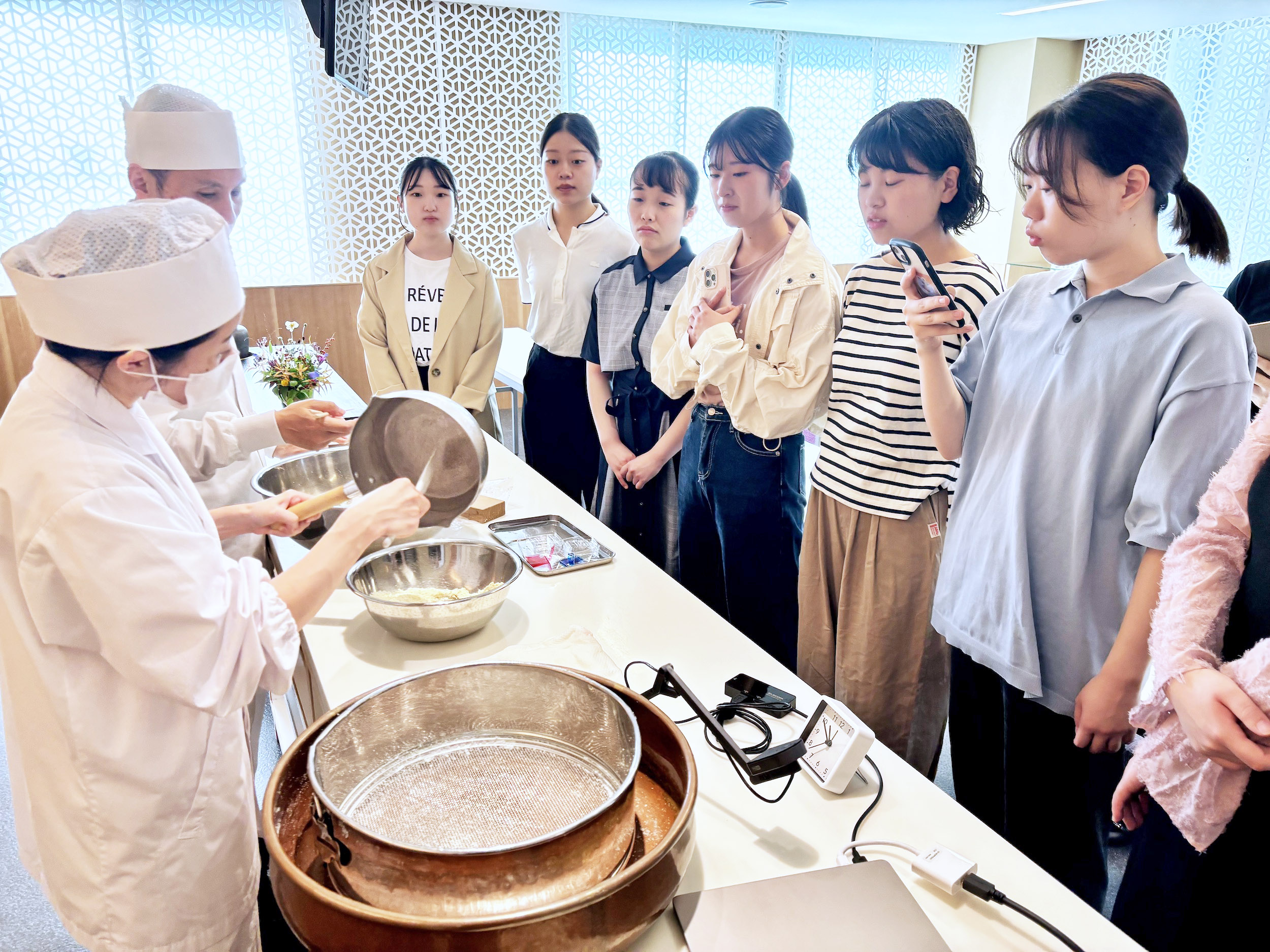 学んで開発 恋する和菓子 京の老舗と学生タッグ、斬新メニュー続々登場