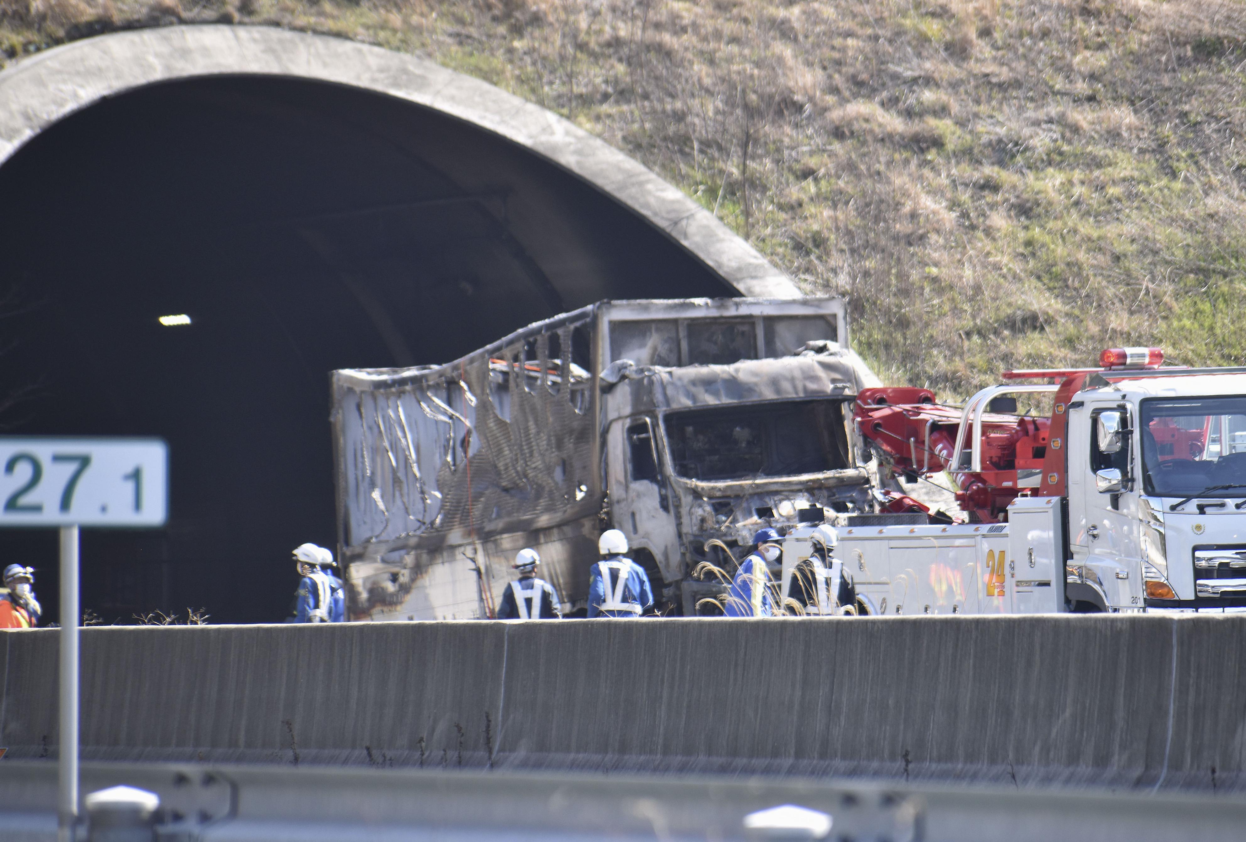 新名神で6人死亡—大型トラック54歳女の追突事故 「渋滞で命を守る」5