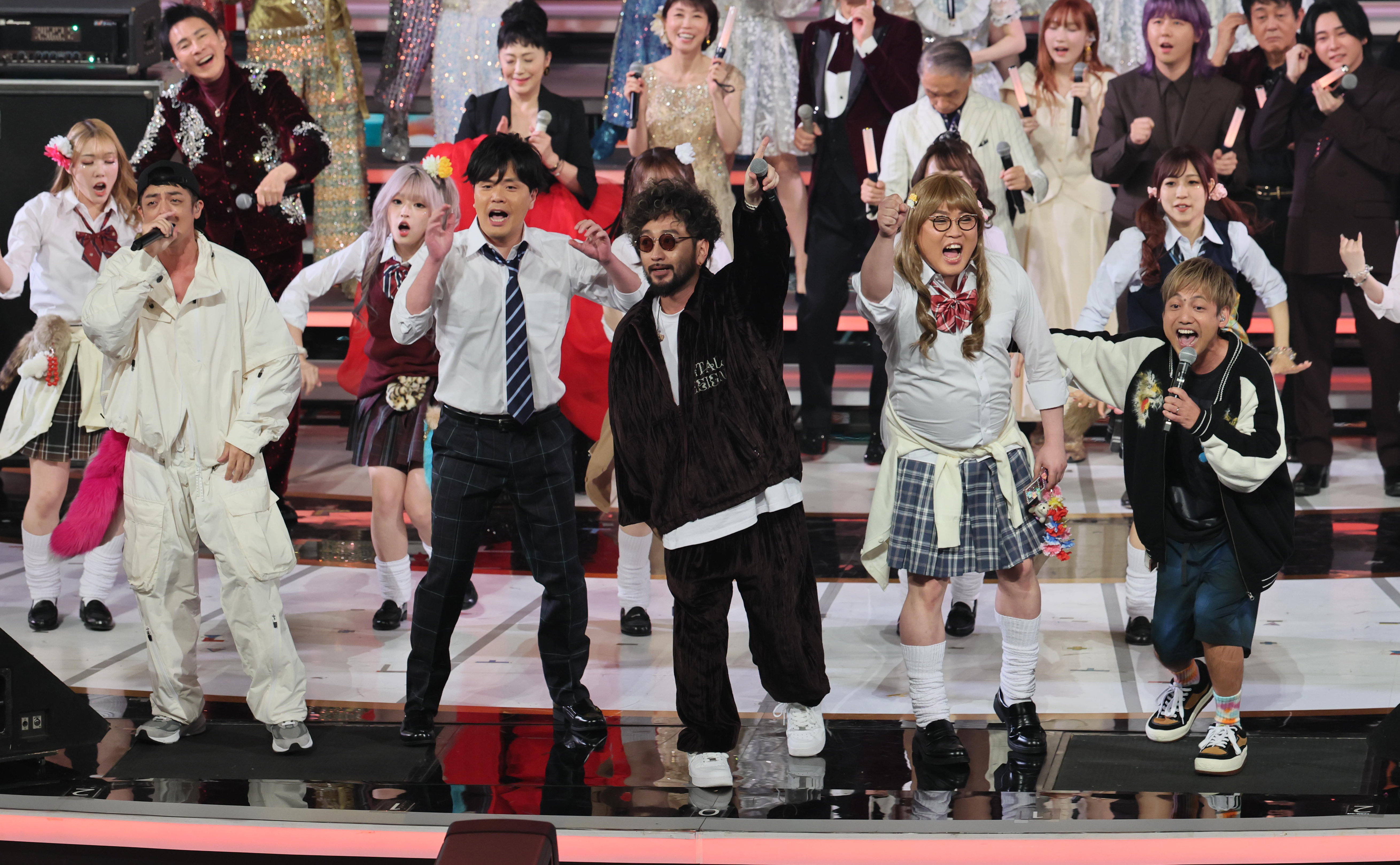 紅白速報②初出場のフルーツジッパーは笑顔いっぱい 新浜レオンは階段