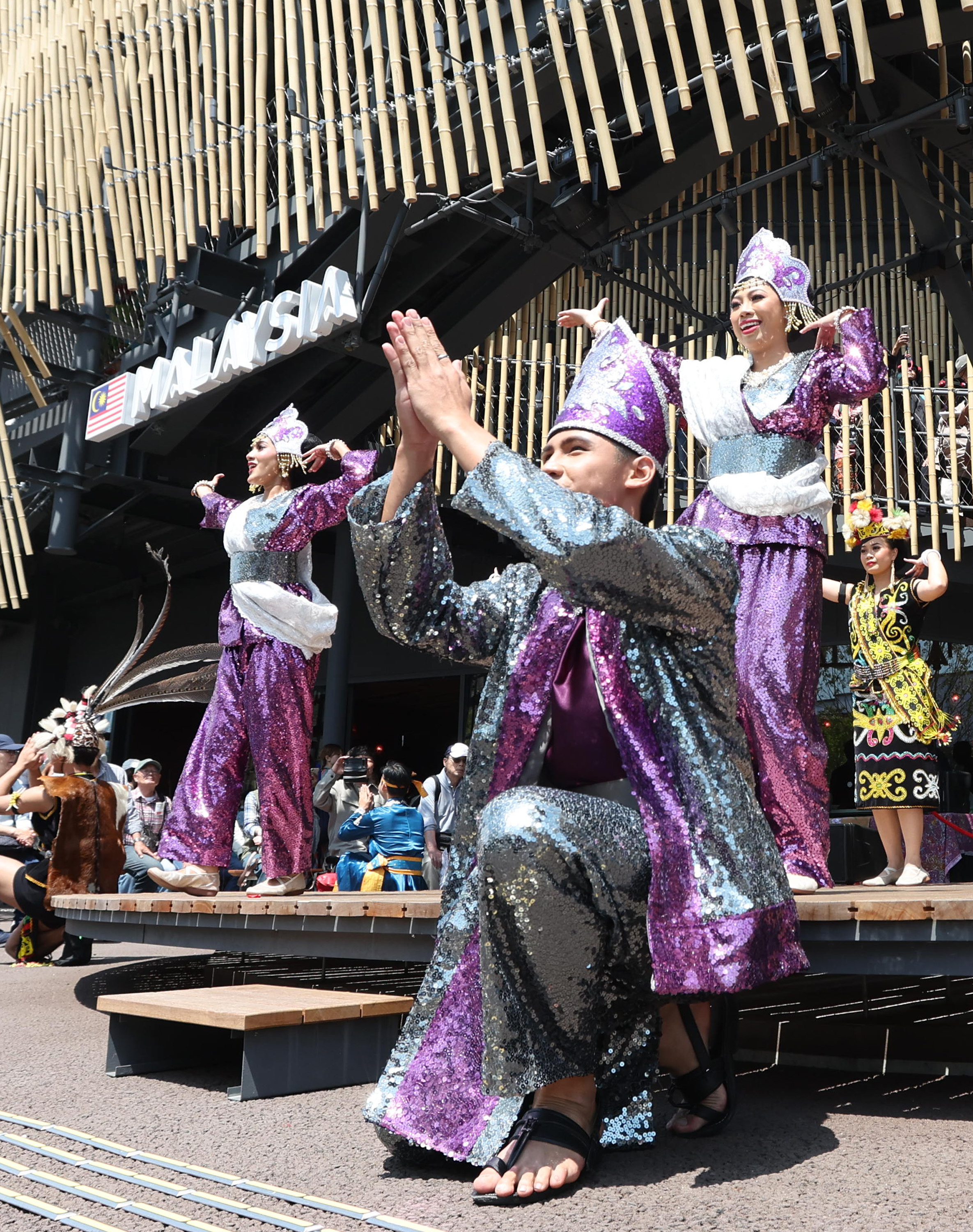 国や人種も関係なくリズミカルな音楽で踊る 万博マレーシアパビリオン