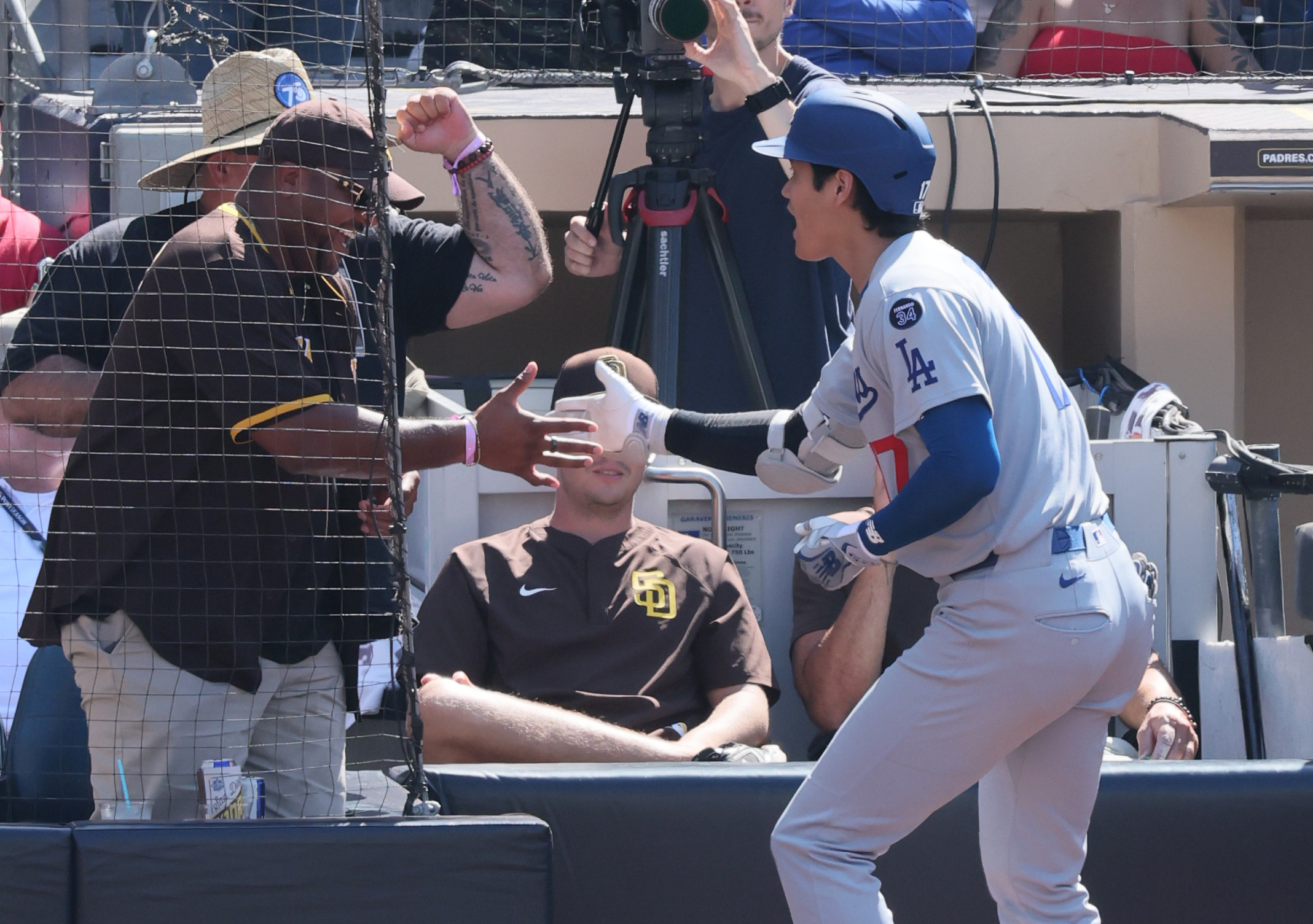 MLB】大谷翔平45号でやじ将軍とハイタッチ 松井撃ちベンチ帰還前の