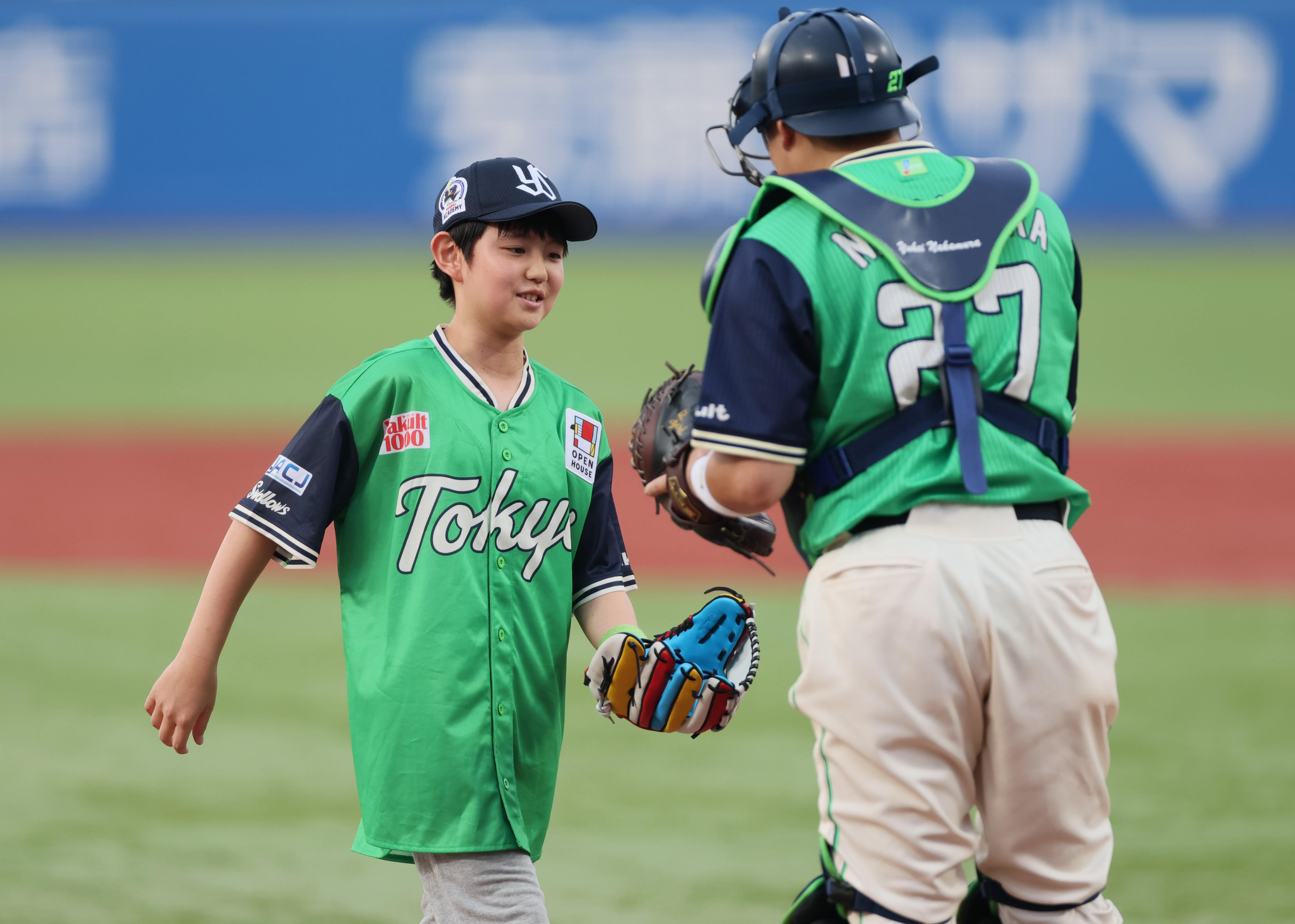 ヤクルト・岩田幸宏ファンの少年が始球式に登場「プロ野球選手になって