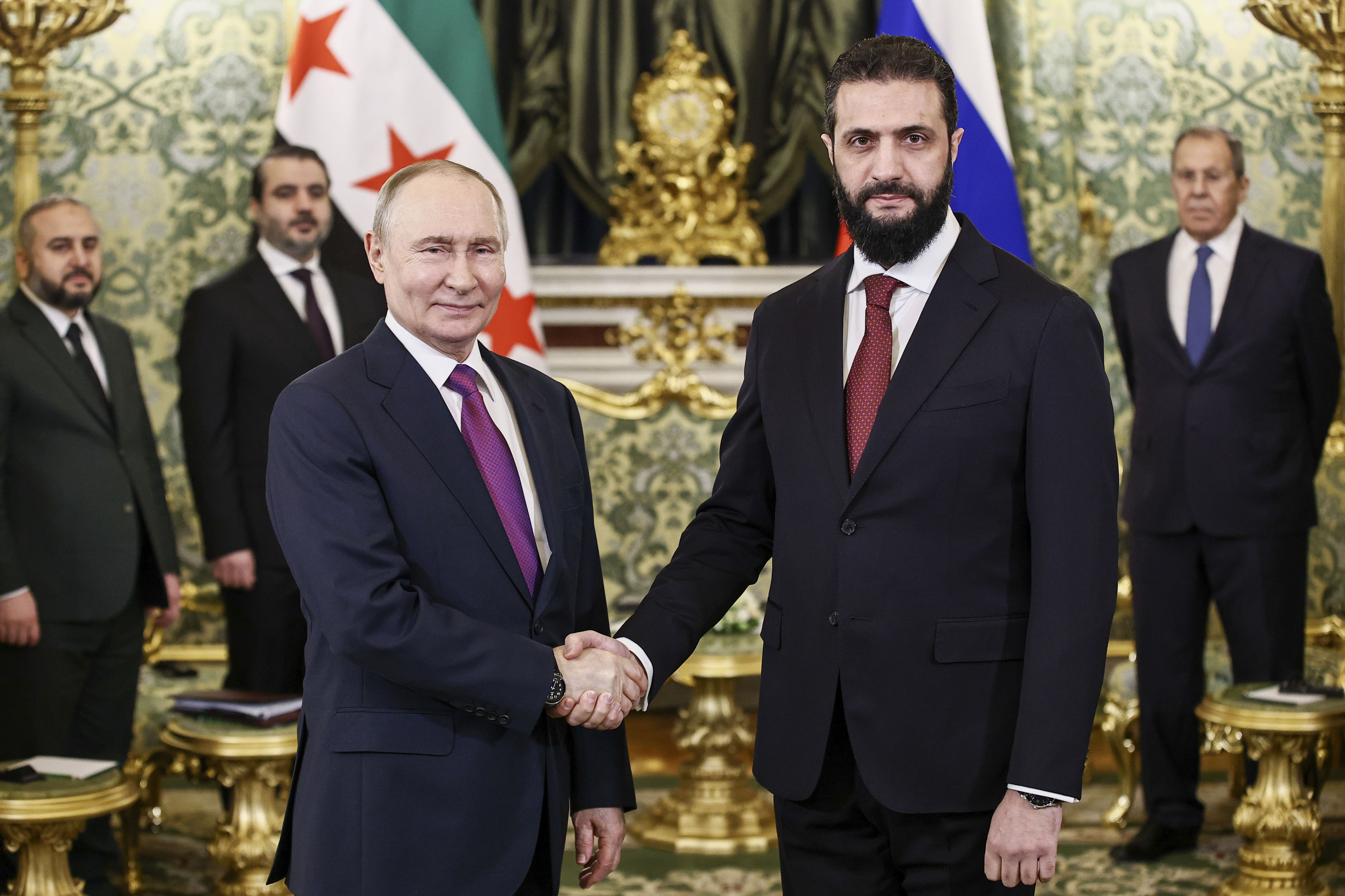 シリア アサド大統領 ピンバッジ プーチン氏がシリア暫定大統領と会談 アサド氏の身柄引き渡し、露軍