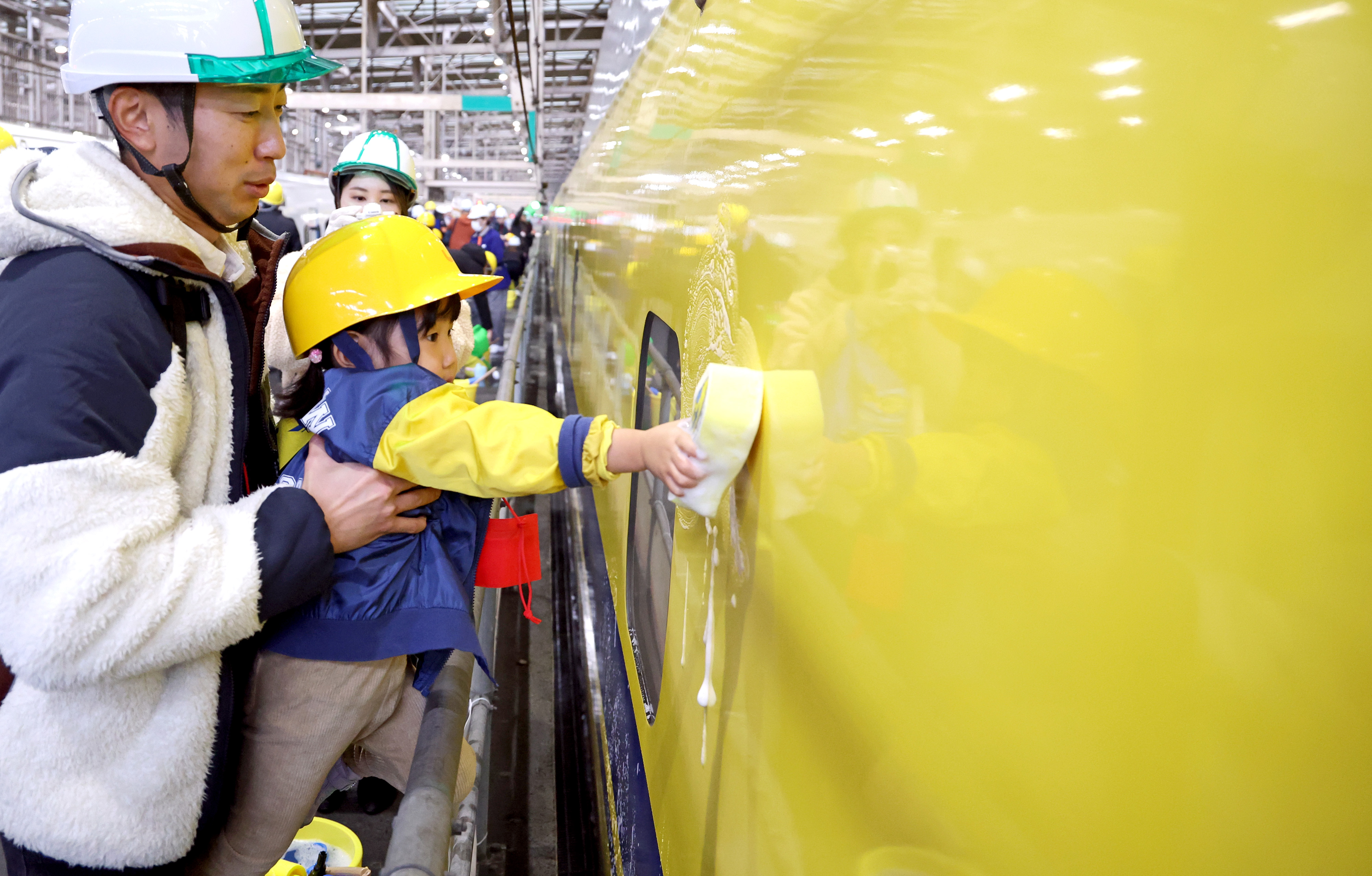 動画】ドクターイエローに感謝の洗車 「見ると幸せになる」最後の一般