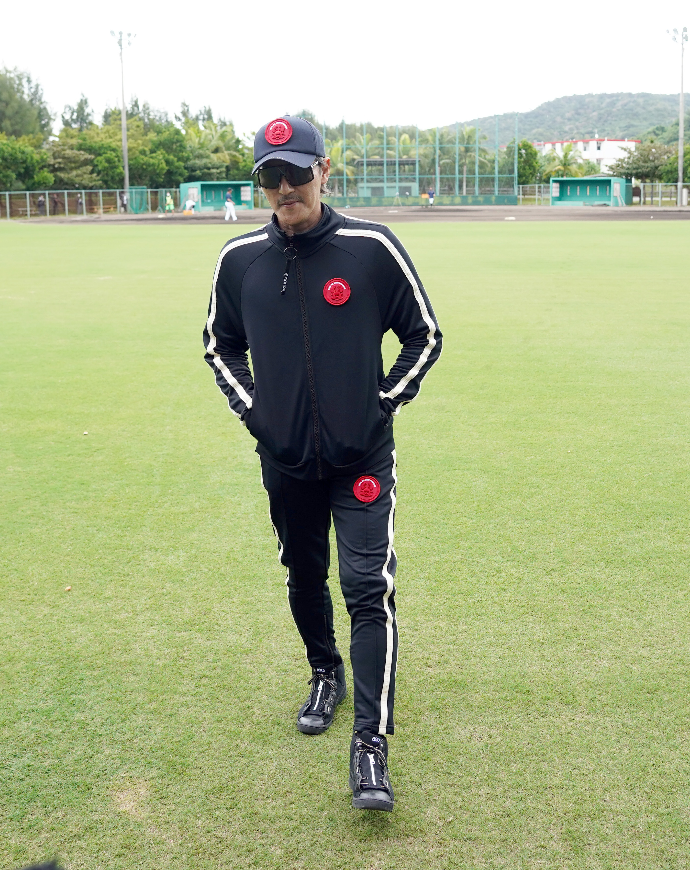 日本ハム・新庄監督が〝お色直し〟して再登場 ジャージが真っ赤から黒