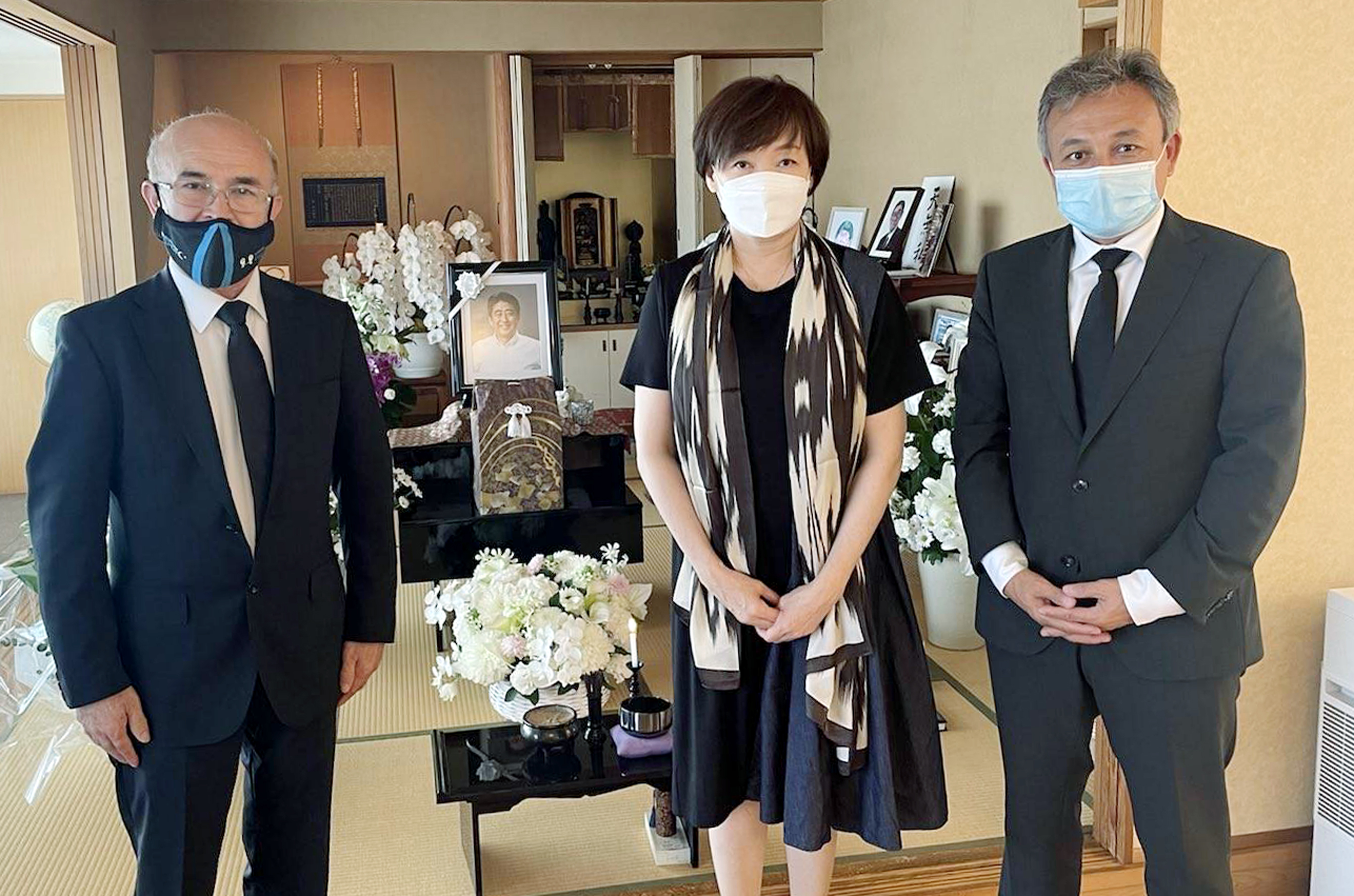 訃報は日本人と同等か、それ以上の衝撃」安倍元首相邸に弔問の世界
