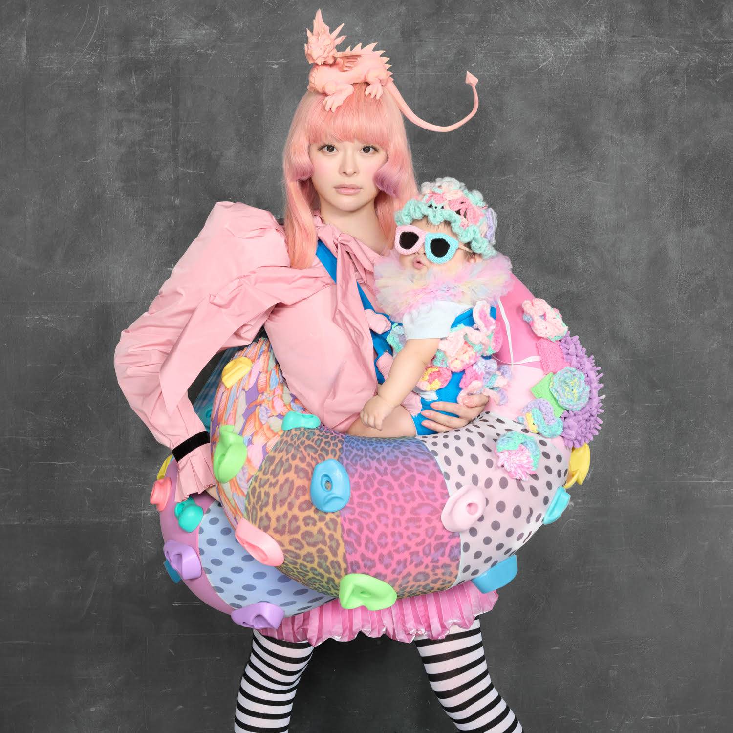 きゃりーぱみゅぱみゅ初期レアグッズスウェットタオルカチューシャバッグ衣装展非売品 きゃりーぱみゅぱみゅ、昨年10月に誕生のわが子と初共演 出産後初