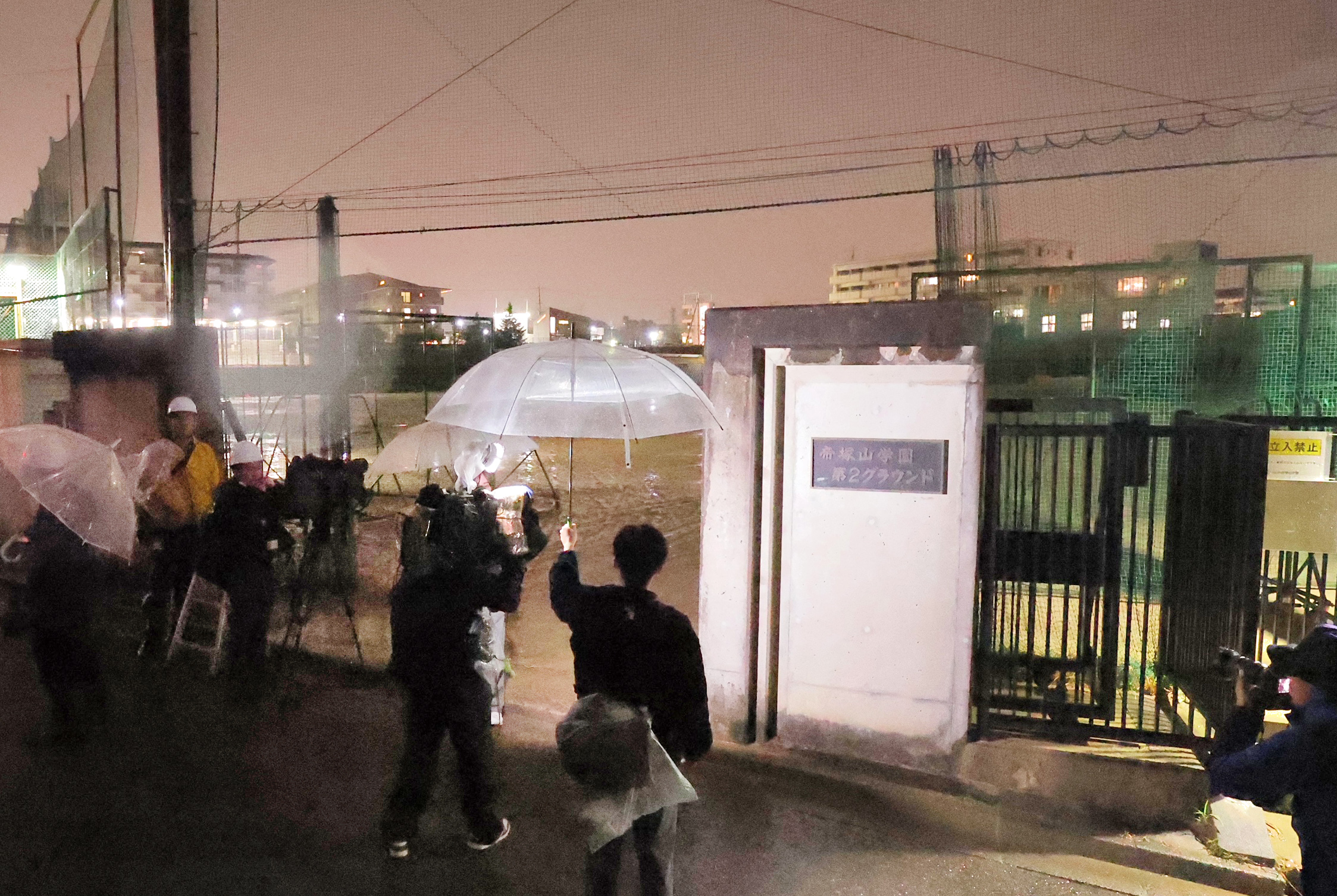 奈良の帝塚山学園のグラウンドで落雷か 10代男女6人を搬送 男子生徒1人