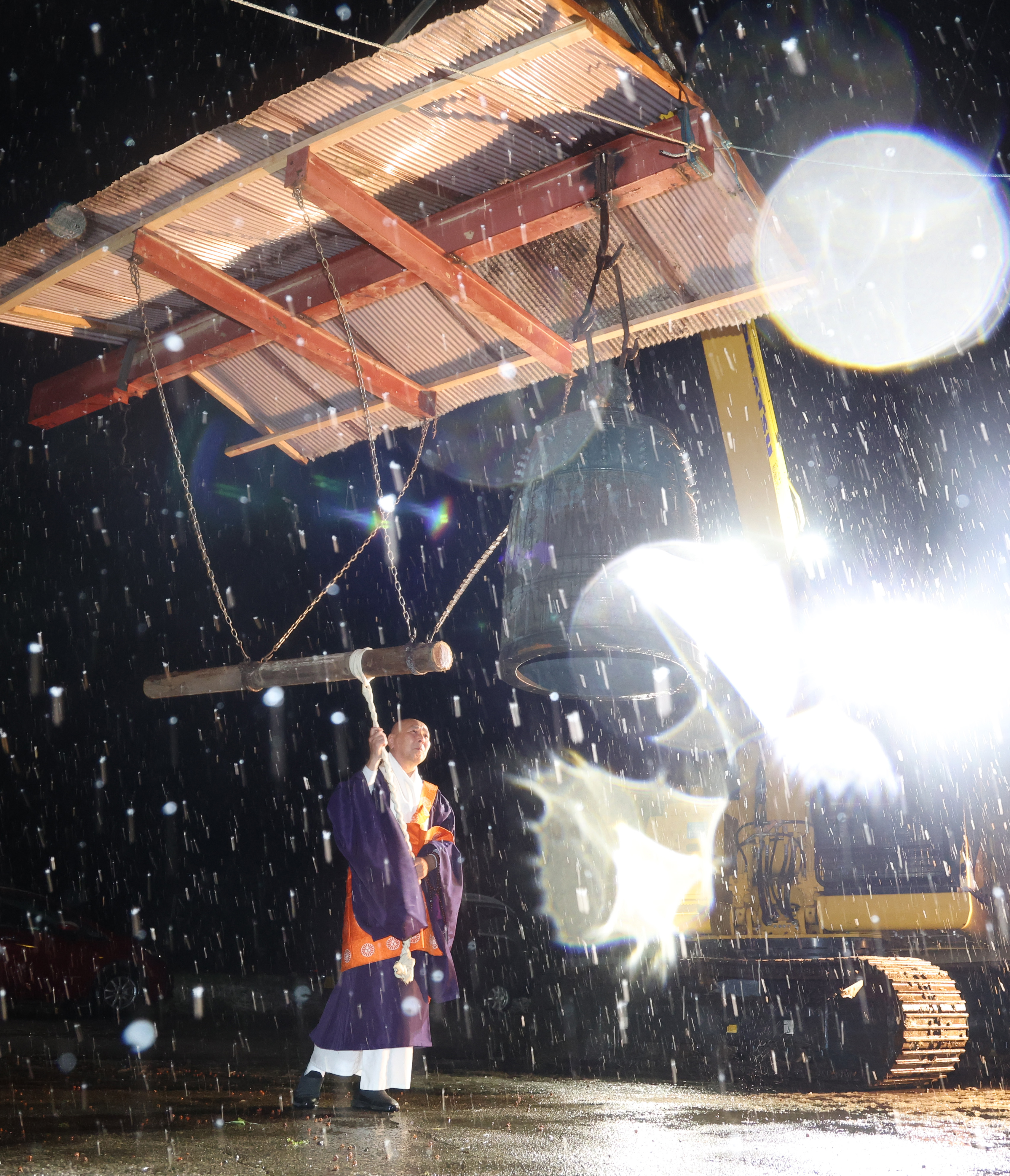 重機でつるされた「除夜の鐘」 厳かな音色が能登の被災地に鳴り響く