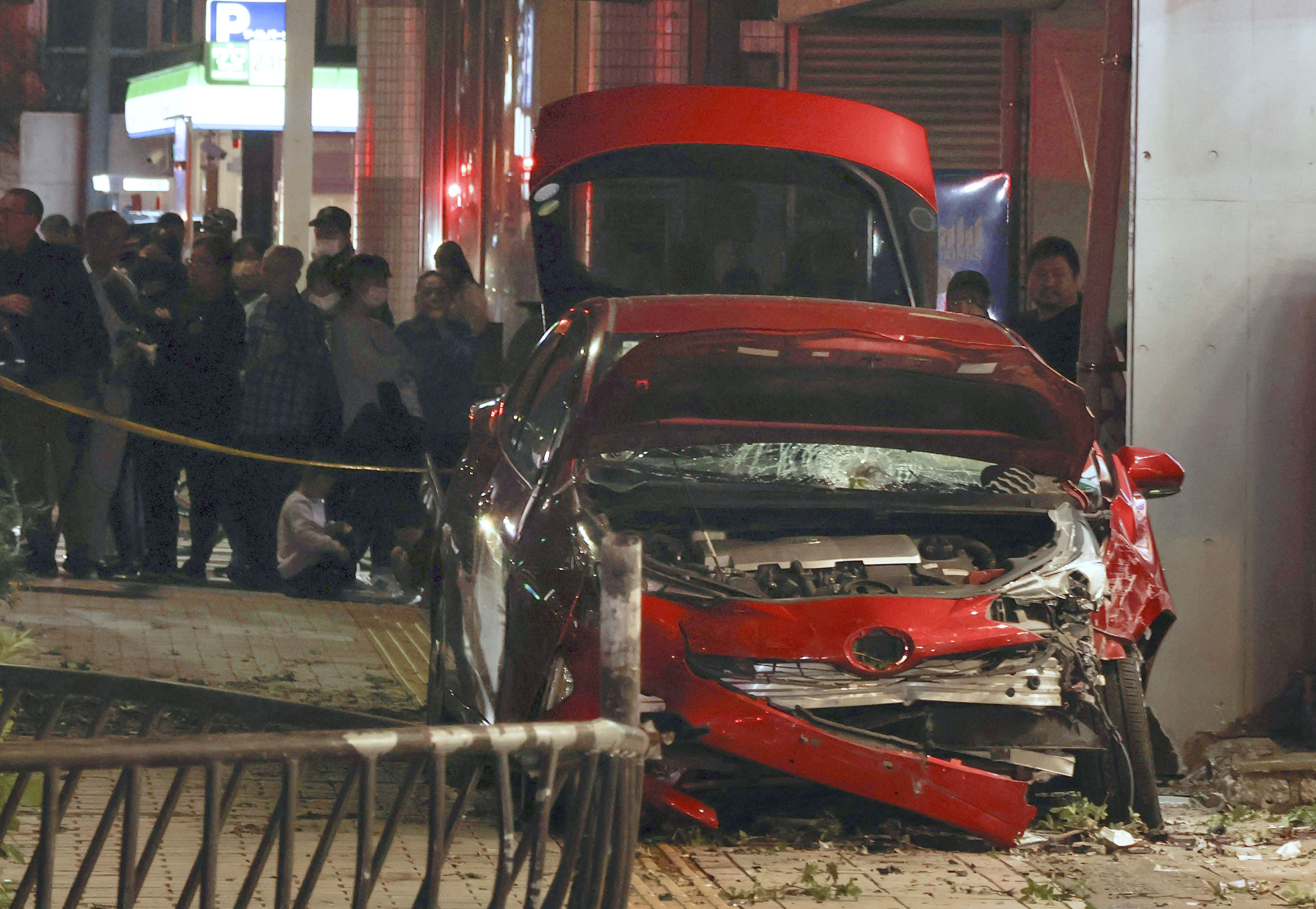 車が歩道に乗り上げ1人が死亡、運転していた80代女性も負傷 - 産経ニュース