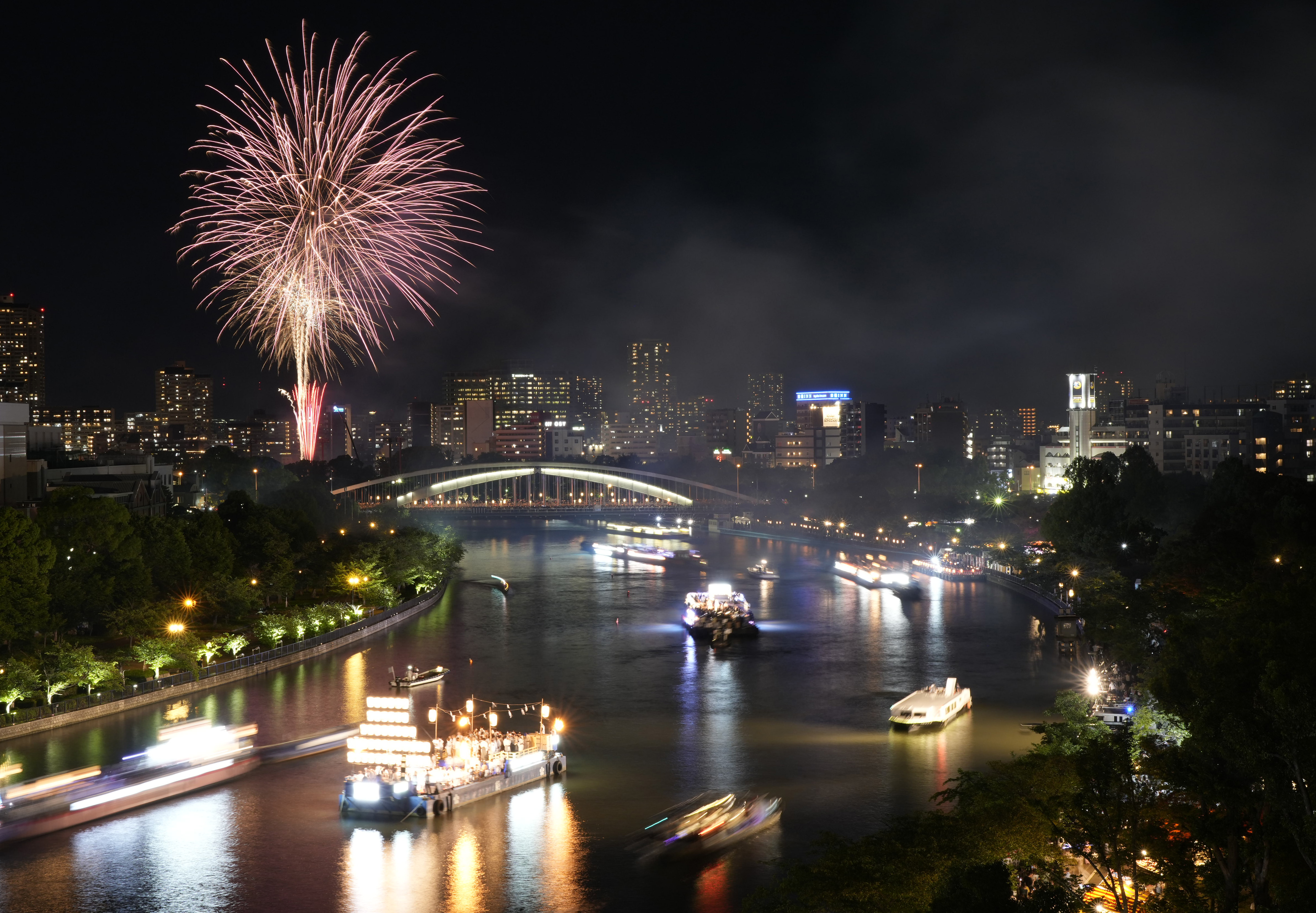 天神祭の花火打ち上げ25日の空模様に期待 大川行き交う「船渡御」に