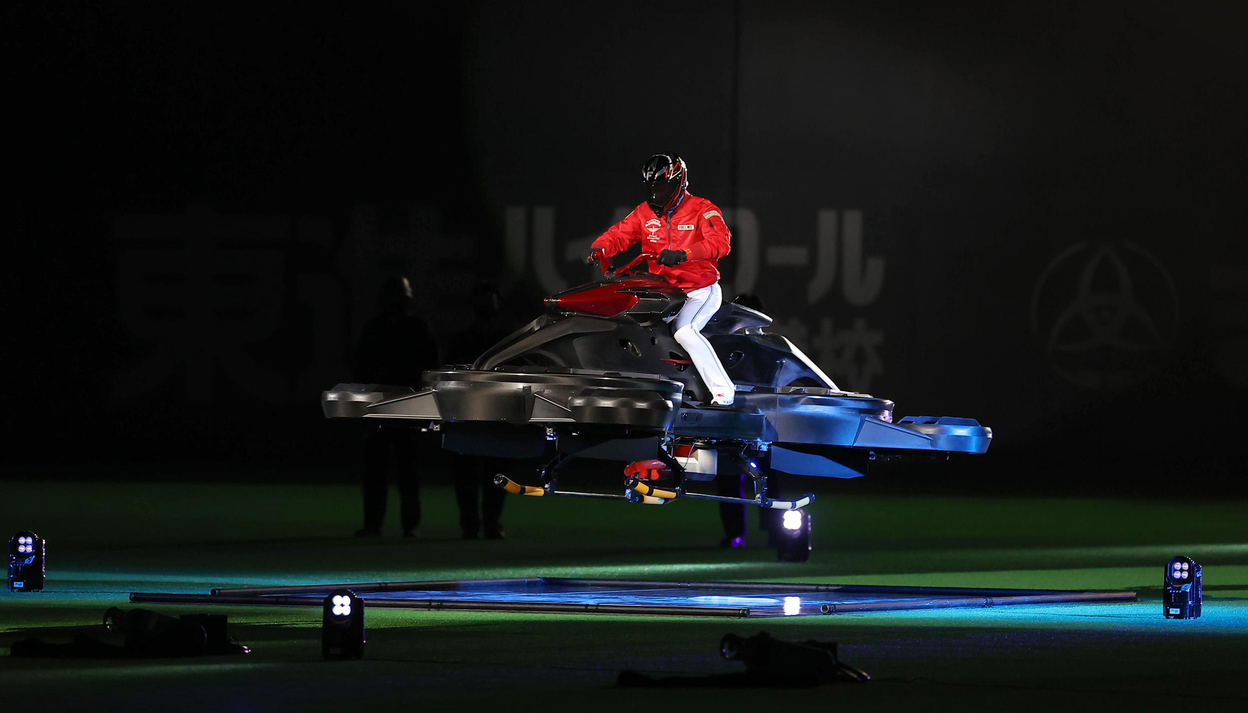 フォト特集】新庄監督「空飛ぶバイク」でドーム舞う 「世界初」 - 産経