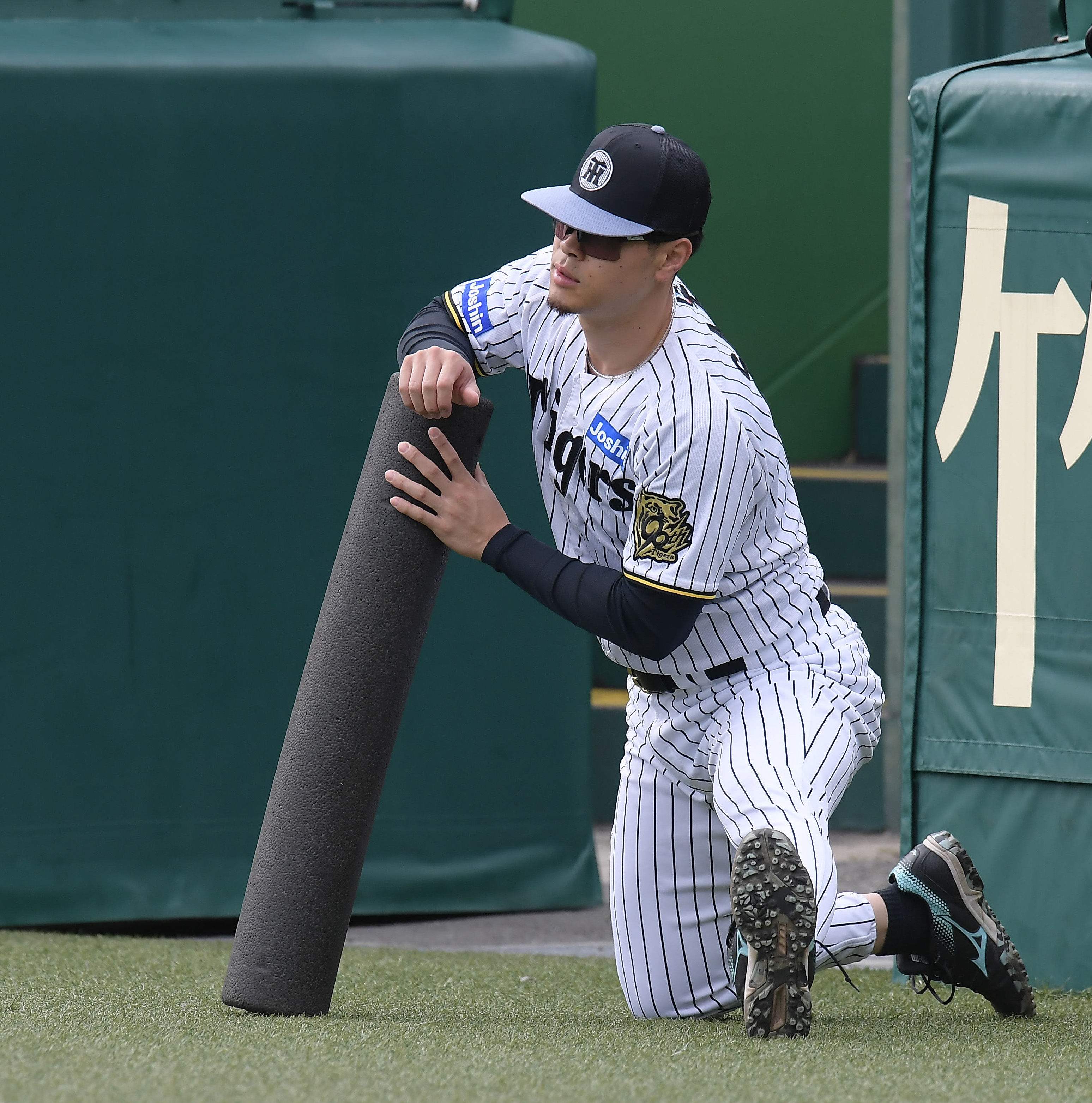 阪神・佐藤輝明、ひと振りでタカ投仕留める テルの1球を見逃すな（1/2