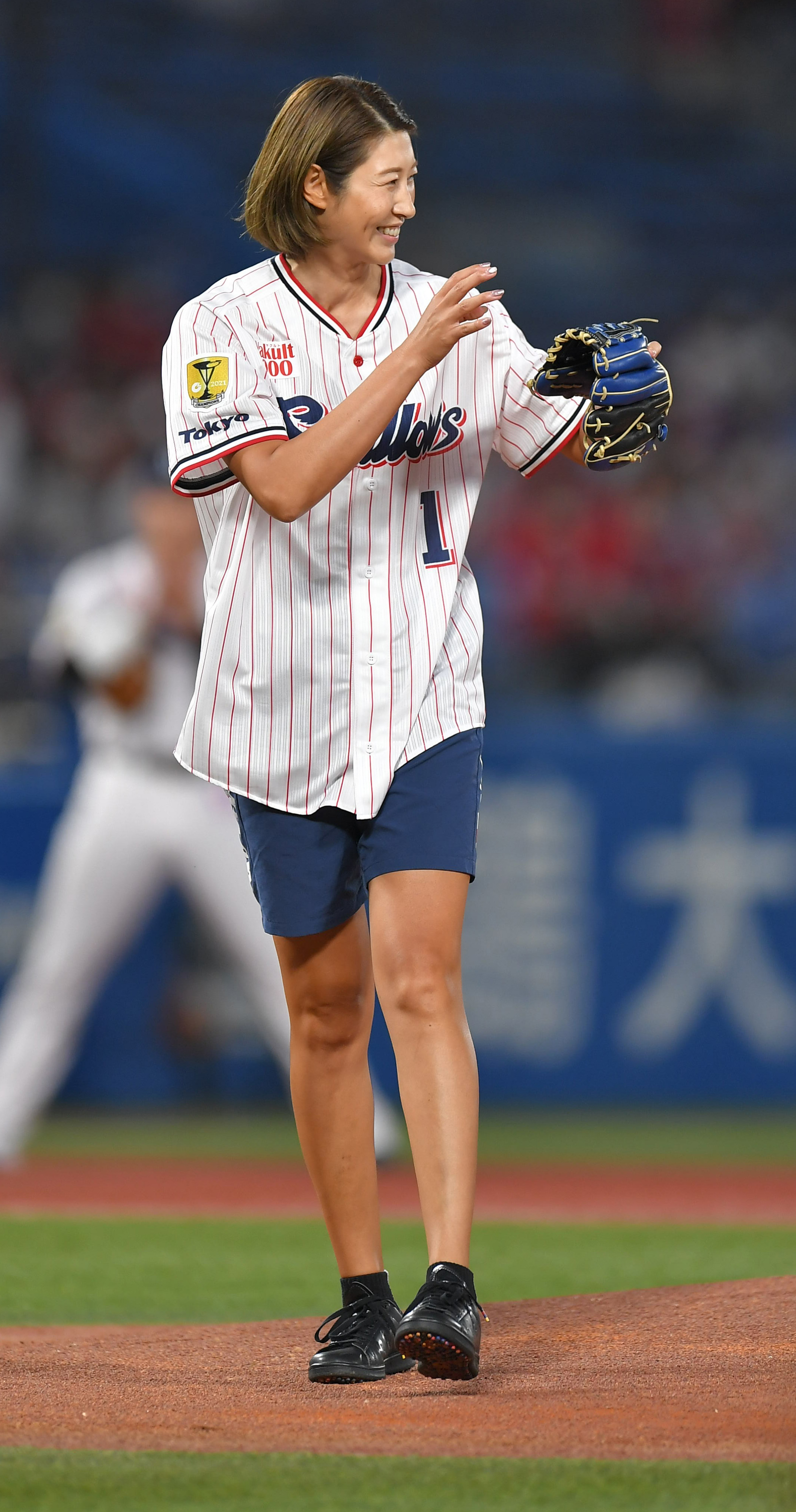 元バレーボール日本代表の狩野舞子がヤクルト戦で始球式 昨年の