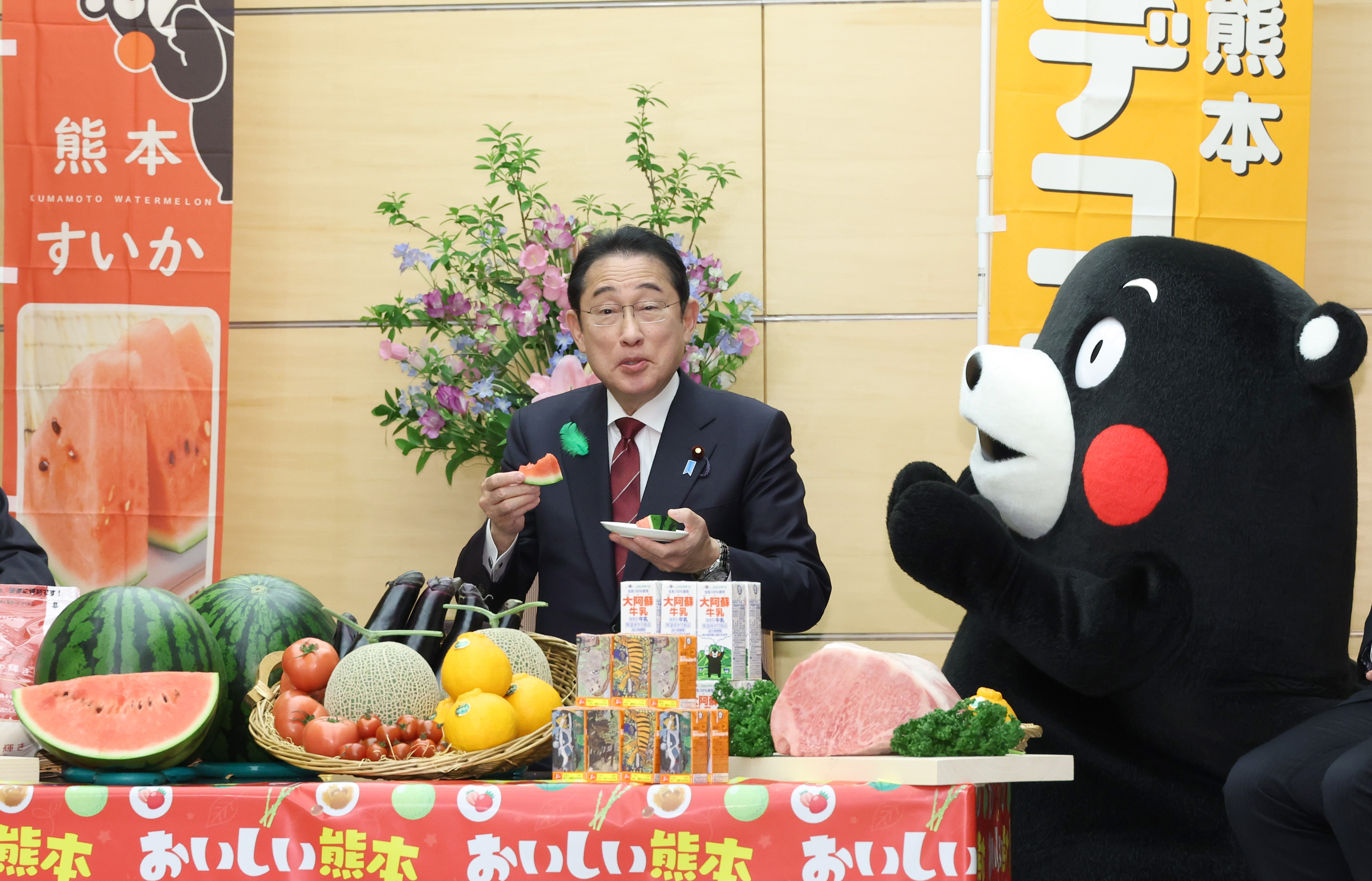 首相、くまモンと熊本産スイカに笑顔 地震8年「苦難乗り越え