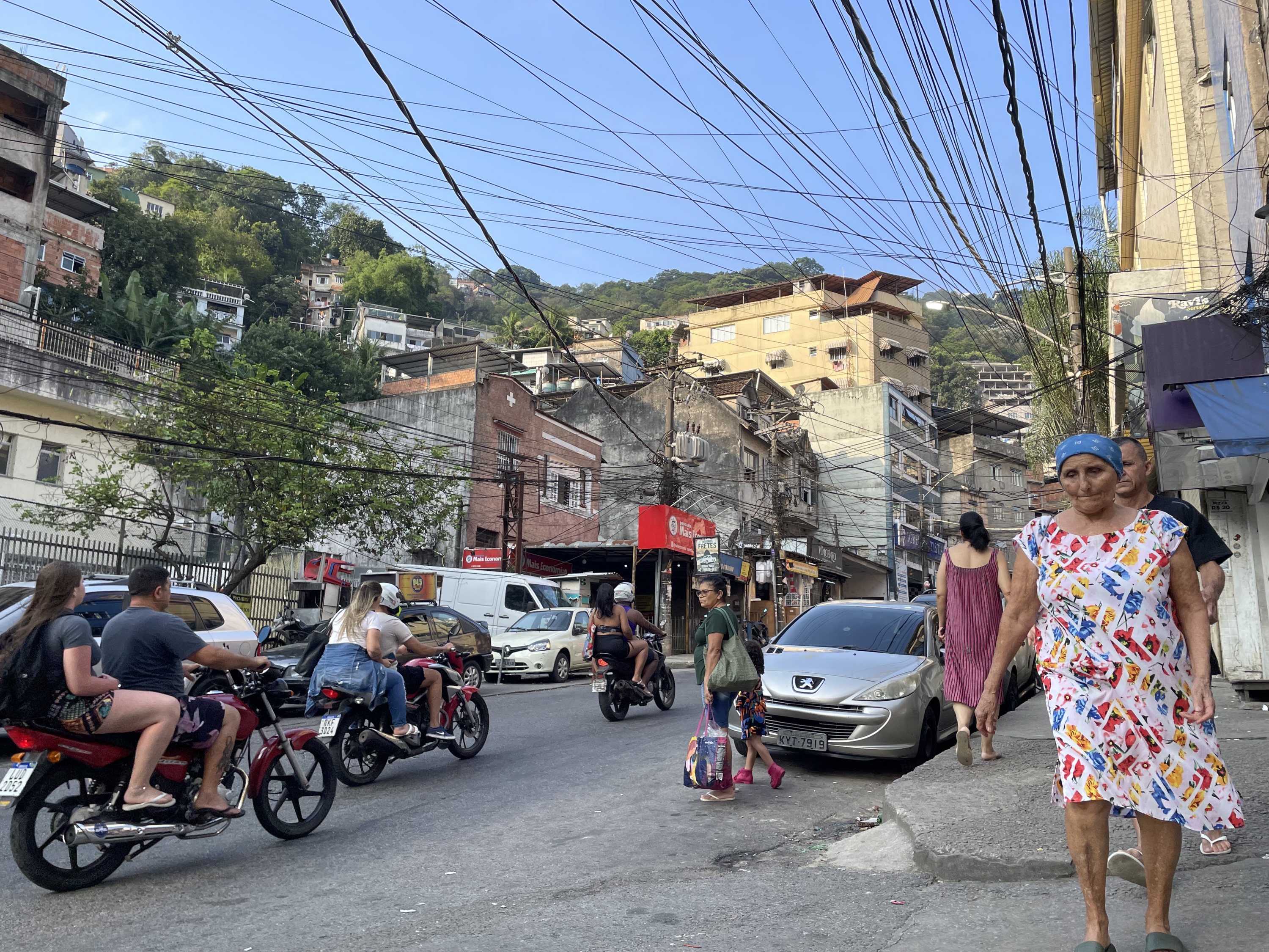 ブラジル・リオの貧民街観光ツアーに参加した 犯罪組織事務所付近では