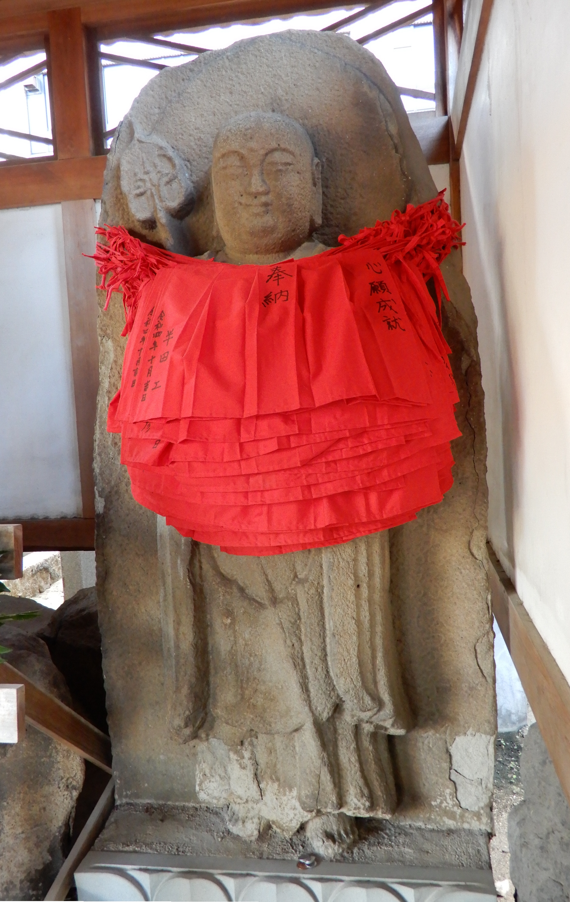 背面の自然石残し、迫力の肉厚彫り 大阪・四天王寺地蔵石仏 石仏は語る