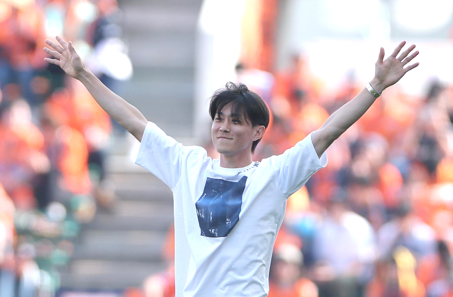 毎熊晟矢 選手 AZ オランダ ユニフォーム 毎熊晟矢が新天地でユニホーム姿披露 背番号はプロ1年目と同じ16