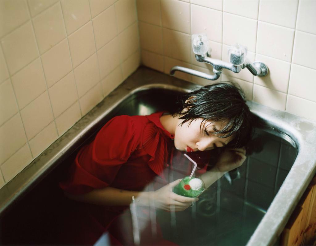 アート 美 共感を呼ぶ生々しい女性像 インベカヲリ さん写真集 理想の猫じゃない ふあふあの隙間 産経ニュース