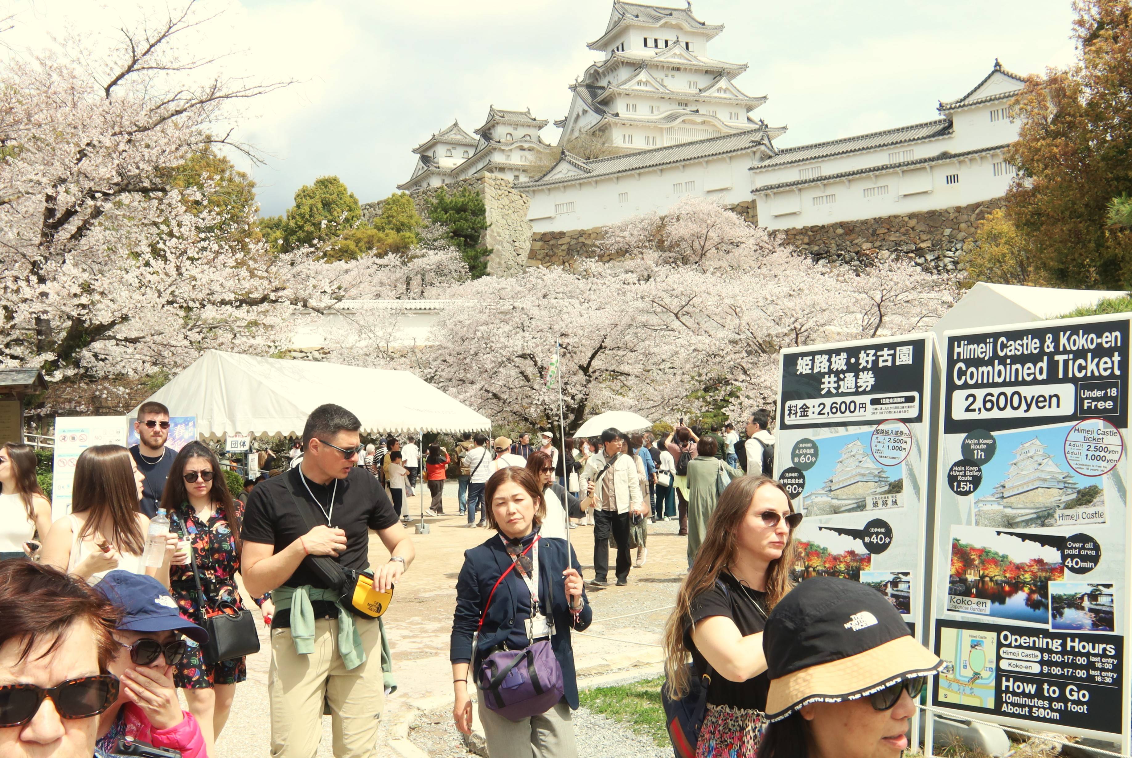 世界遺産・姫路城「二重価格」作戦の勝算 市外2500円で収入倍増、入城