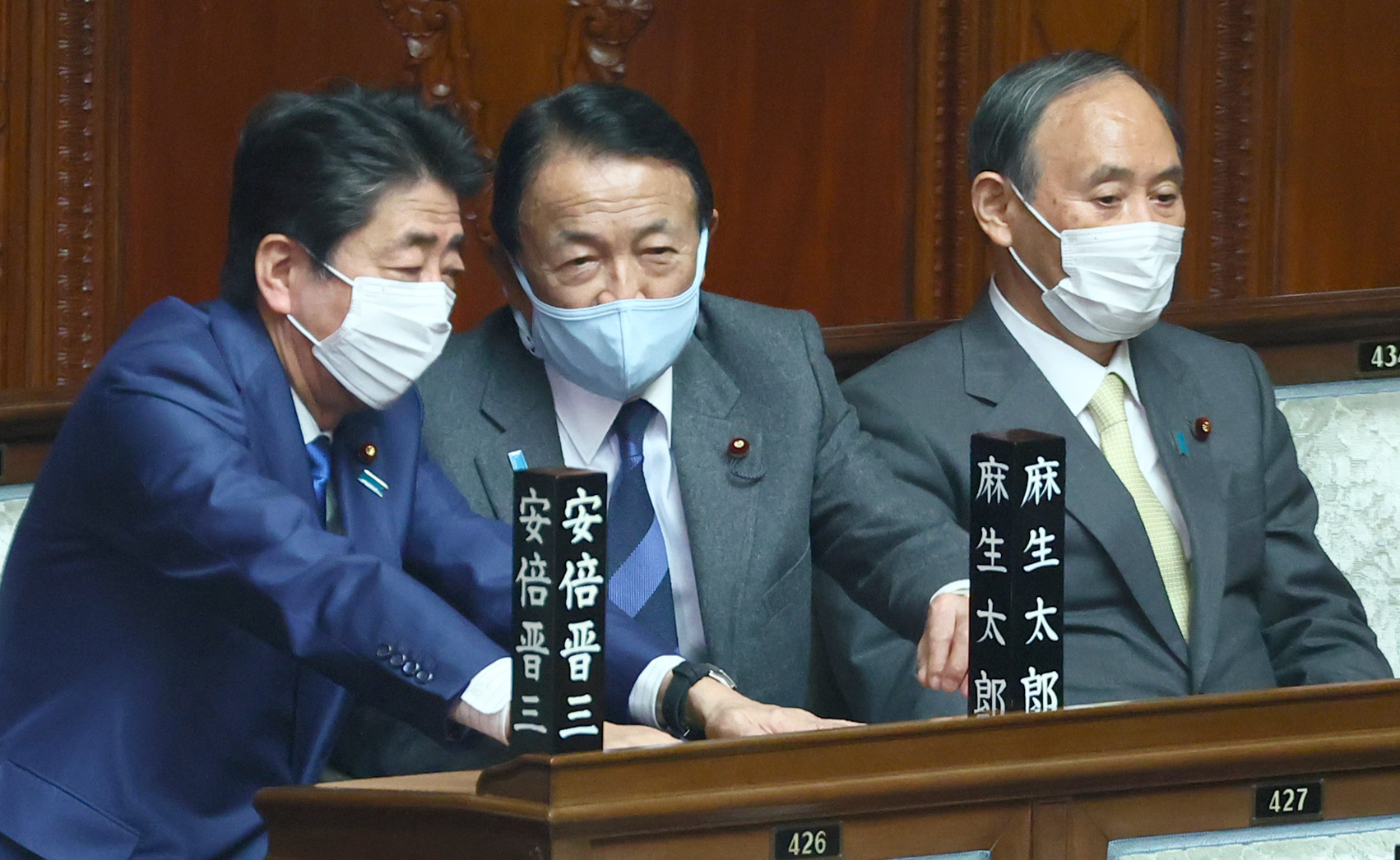 安倍晋三先生　麻生太郎先生　写真　ポストカードサイズ　50枚 麻生と安倍 挫折が結ぶ首相一家の「同盟」 - 日本経済新聞